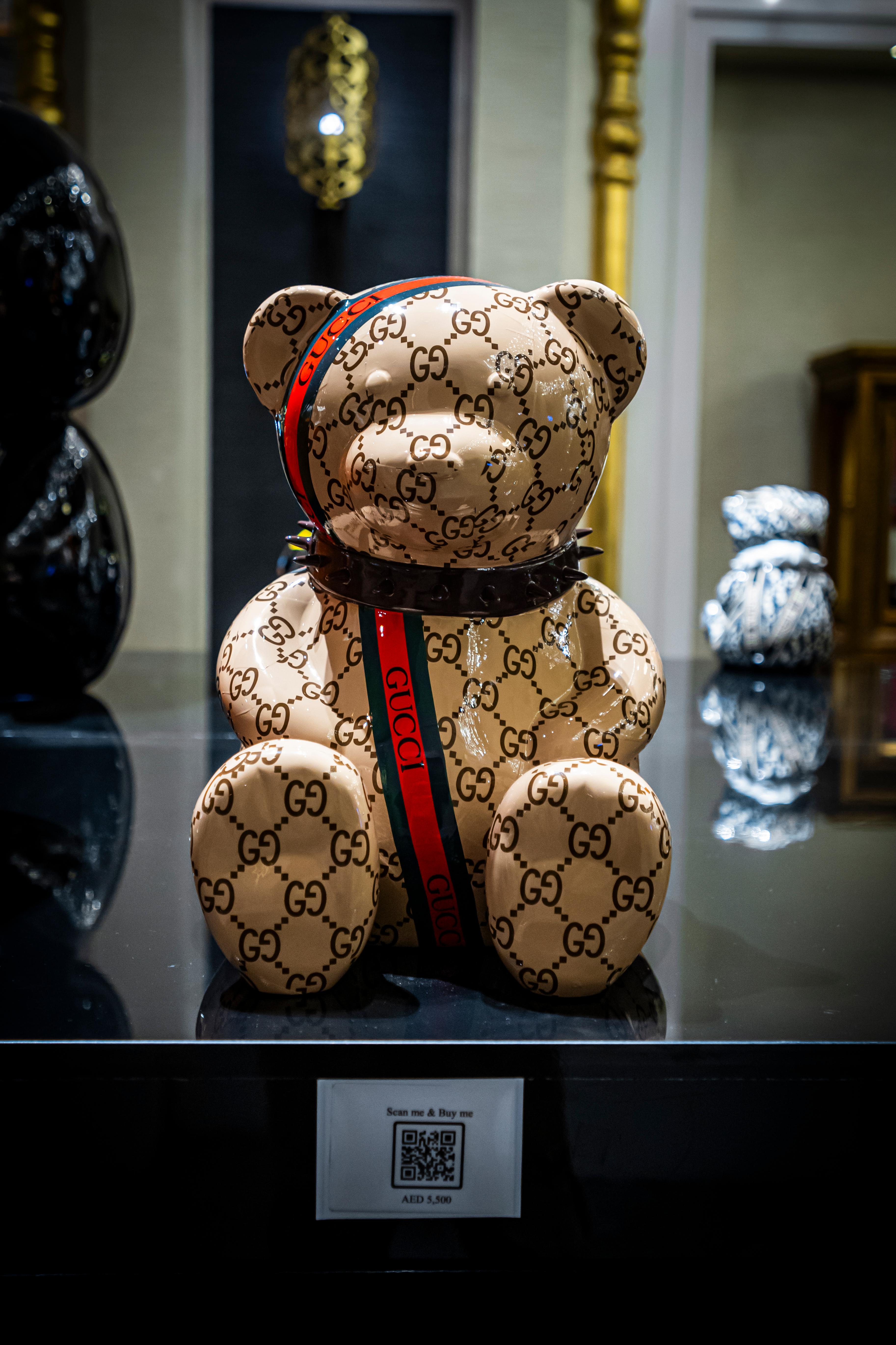 Figurative Sculpture di Naor - NAOR - GUC ORSO da 40 cm, collare marrone