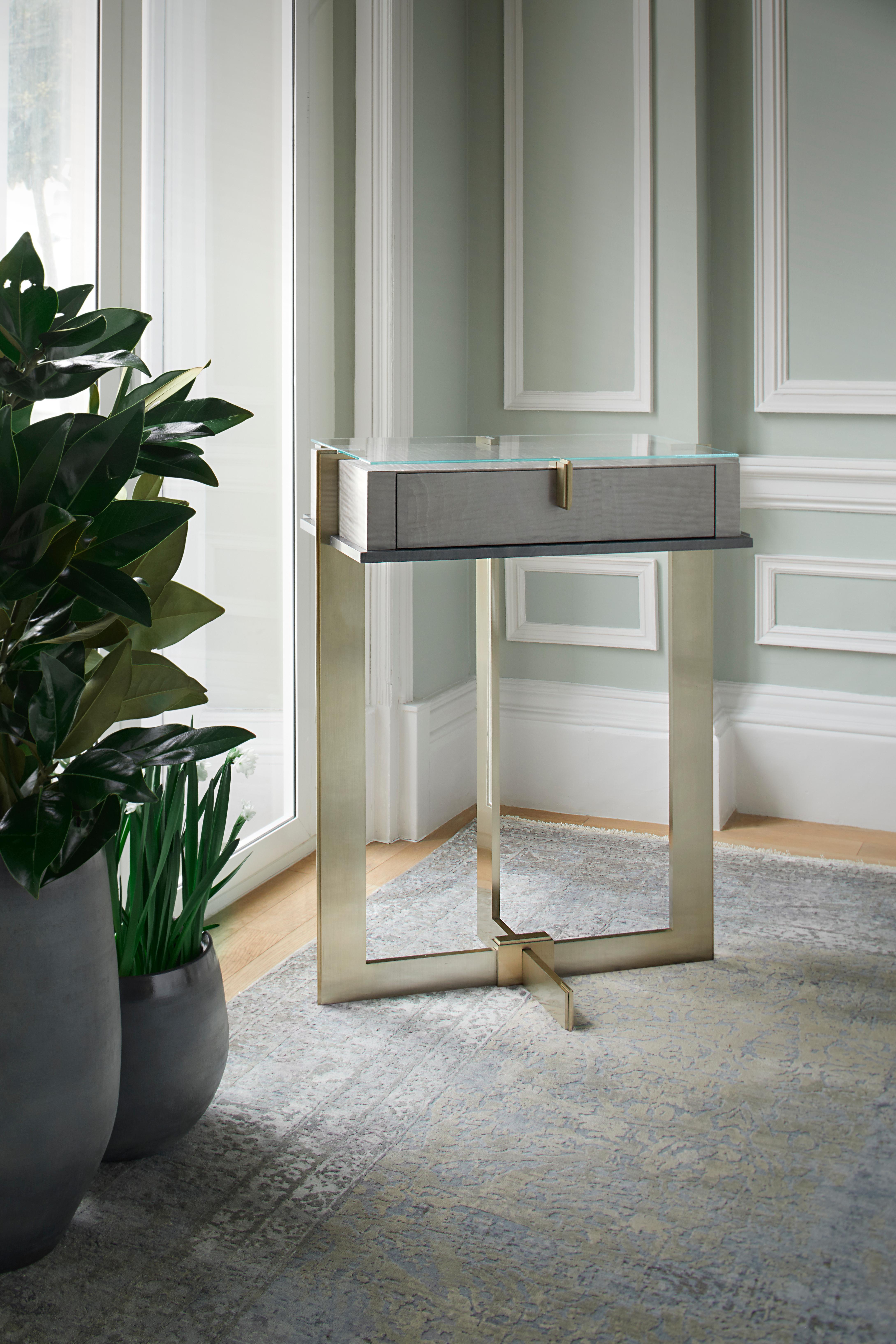 Naos console crafted from polished brass and grey sycamore is ideal for an entryway. The table is endowed with a spacious drawer in which you can store everything you need. Light and elegant, it will subtly fit into any modern interior,