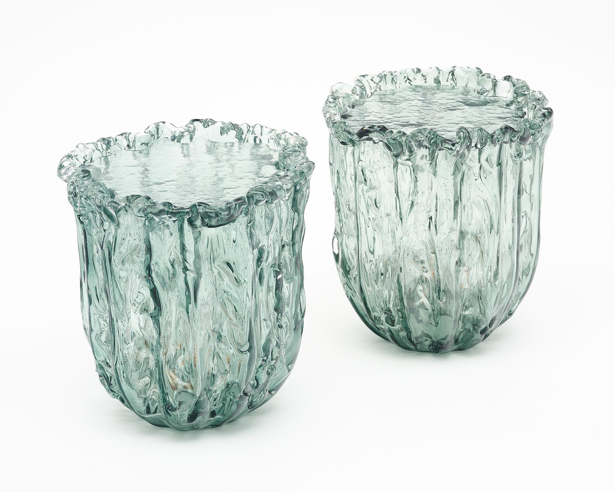 Ein Paar Beistelltische aus Glas von Naoto Fukasawa, hergestellt in Murano, Italien. Die Tische sind mundgeblasen und haben eine organische Form. Eine separate Glasabdeckung passt perfekt in den Deckel. Sie sind im Inneren elektrifiziert, so dass