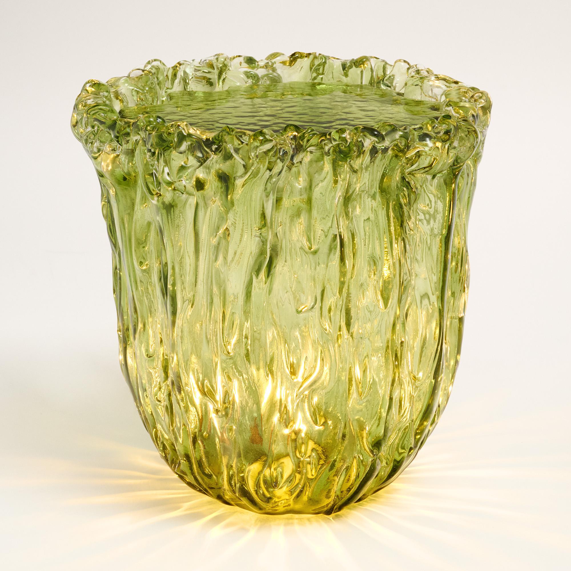 Tavolino in vetro di Naoto Fukasawa creato a Murano, Italia. Il tavolo è in vetro verde soffiato a mano con una forma organica. Un coperchio di vetro separato si inserisce perfettamente nella parte superiore. È elettrificato all'interno per creare
