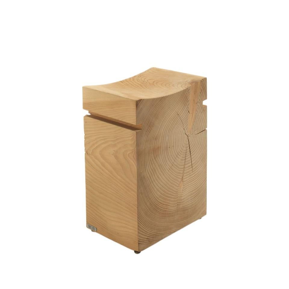 Fabricado a partir de un único bloque de cedro aromático, este taburete presenta un asiento ergonómico cóncavo que garantiza la comodidad. Presenta ranuras laterales para facilitar su manejo. Fabricadas íntegramente con madera natural, cada pieza