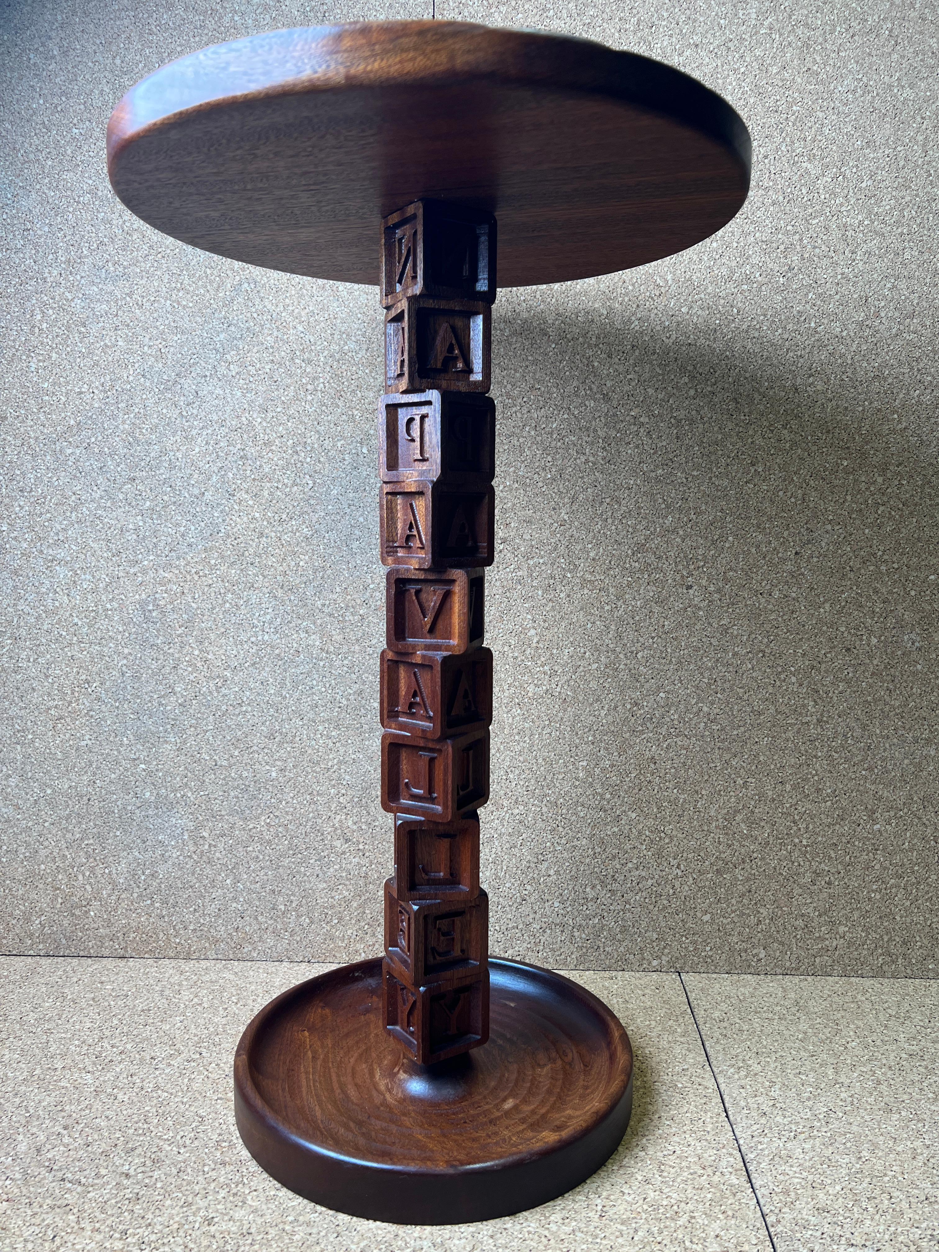 Cette table d'appoint moderne en Napa Valley Sapele est une pièce de qualité supérieure fabriquée par Fletching Interiors (Californie), entièrement en bois dur. Il est doté d'un remarquable plateau de table à pétales en trois dimensions de quatorze
