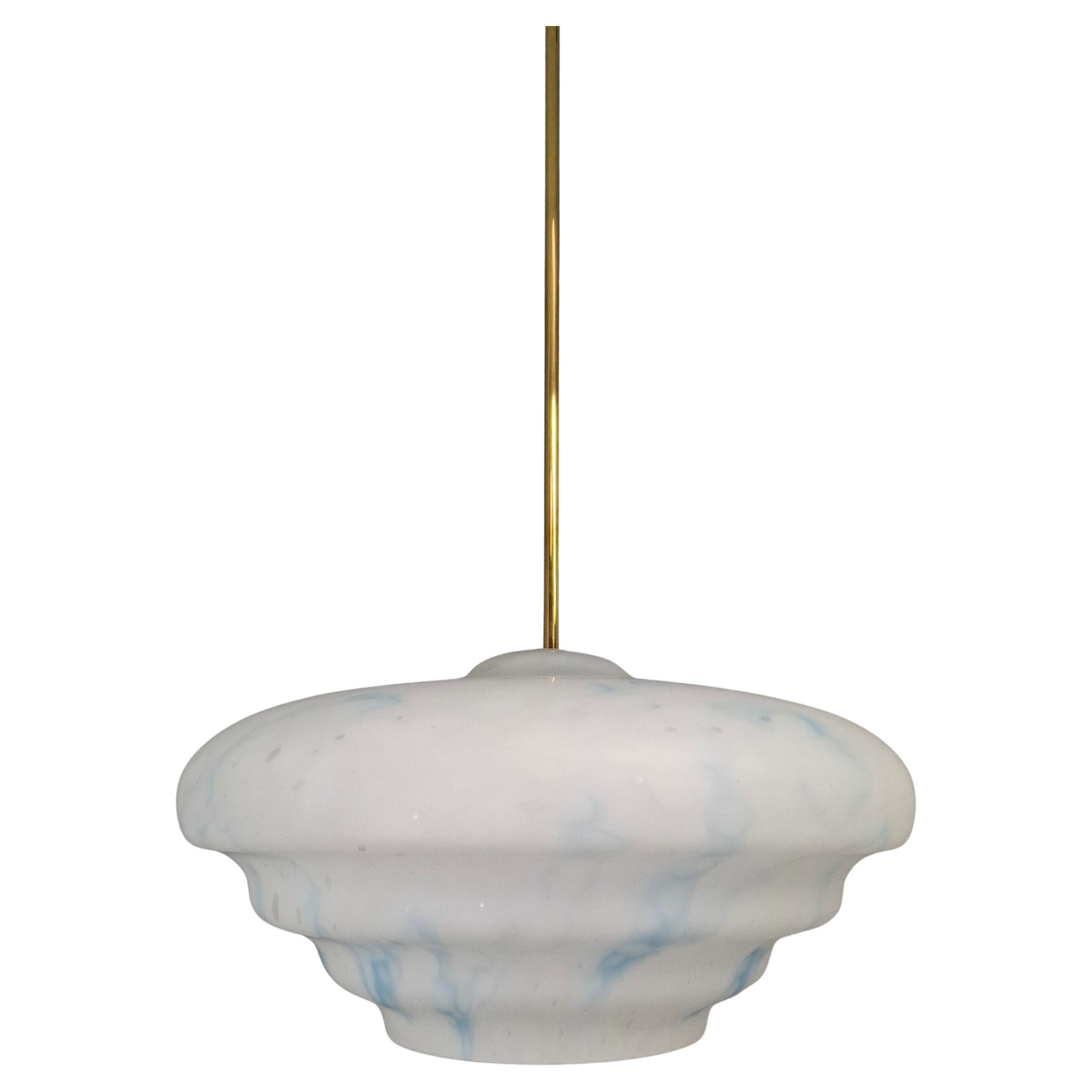 Napako Moderne Pendelleuchte aus Opalglas und Messing aus der Mitte des Jahrhunderts, Tschechoslowakei im Angebot