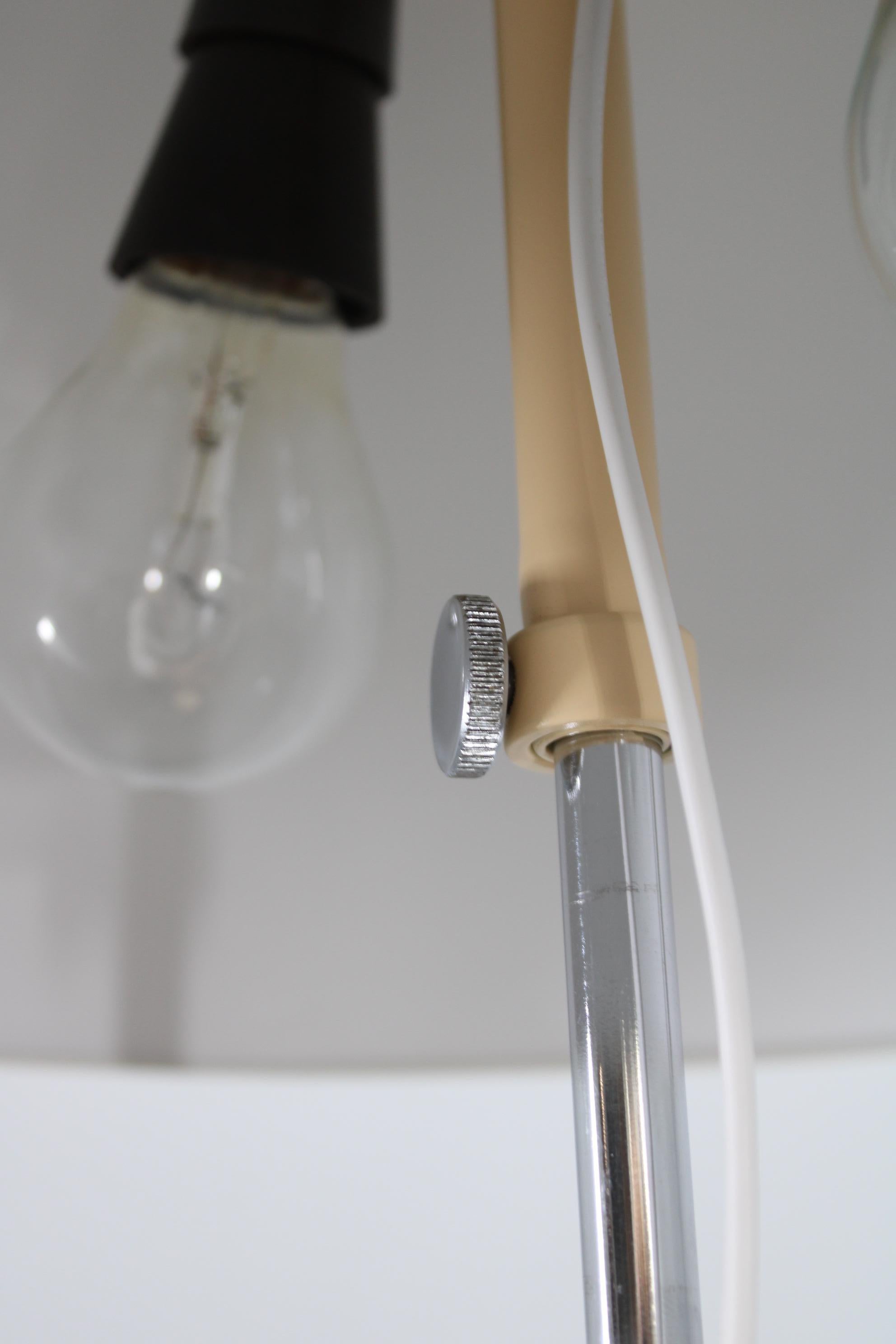  Elegante lampada da terra a fungo di Napako, prodotta in Cecoslovacchia nel 1970, con un sorprendente paralume a forma di cupola e una silhouette minimalista. La lampada presenta una struttura in metallo laccato di nuova concezione in una morbida