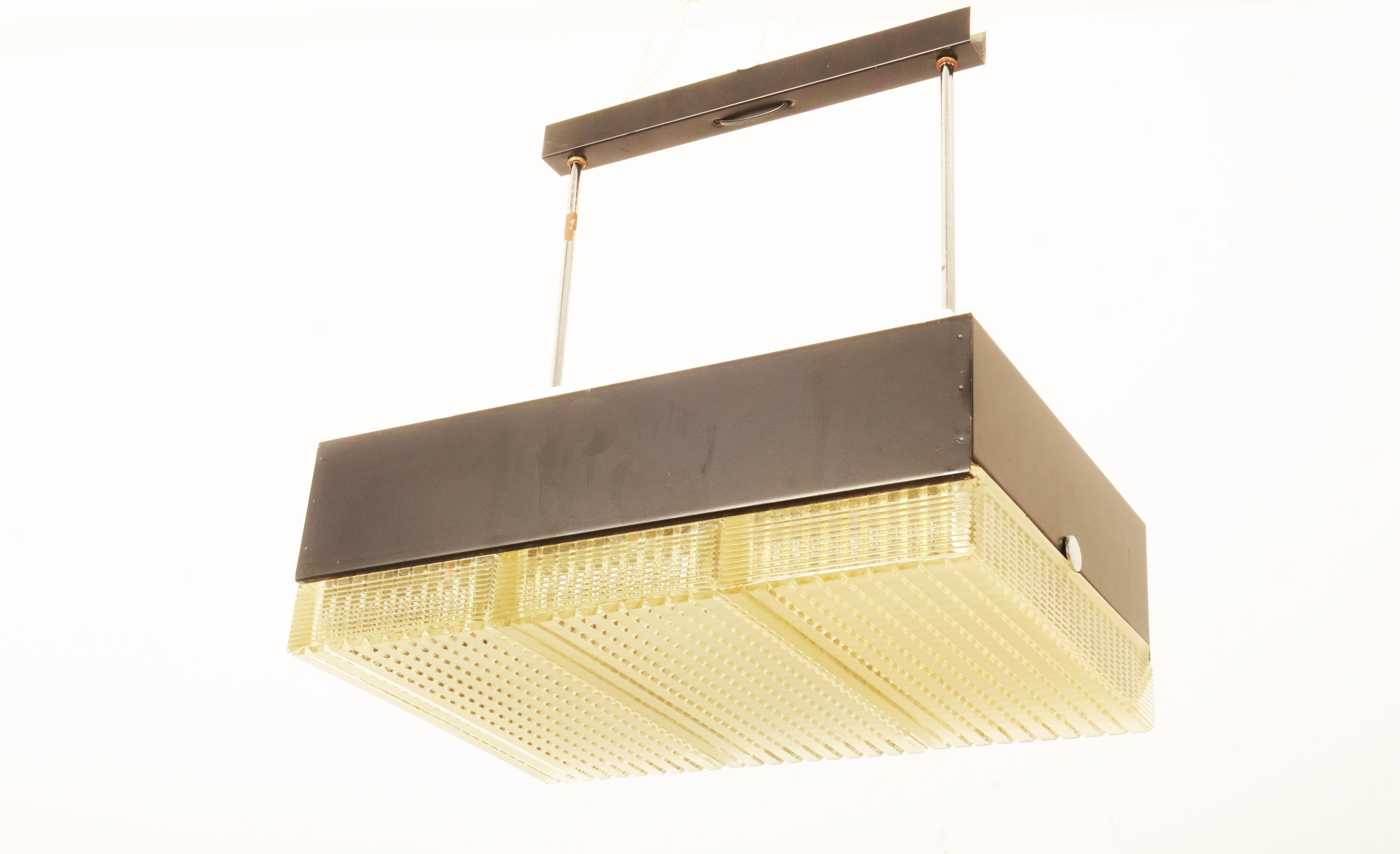 Struttura in acciaio verniciato dotata di 3 lampadine E27 per max. 100W ricoperte da un elemento in vetro pressato e raffinato, realizzato da Napako all'inizio degli anni Settanta.
