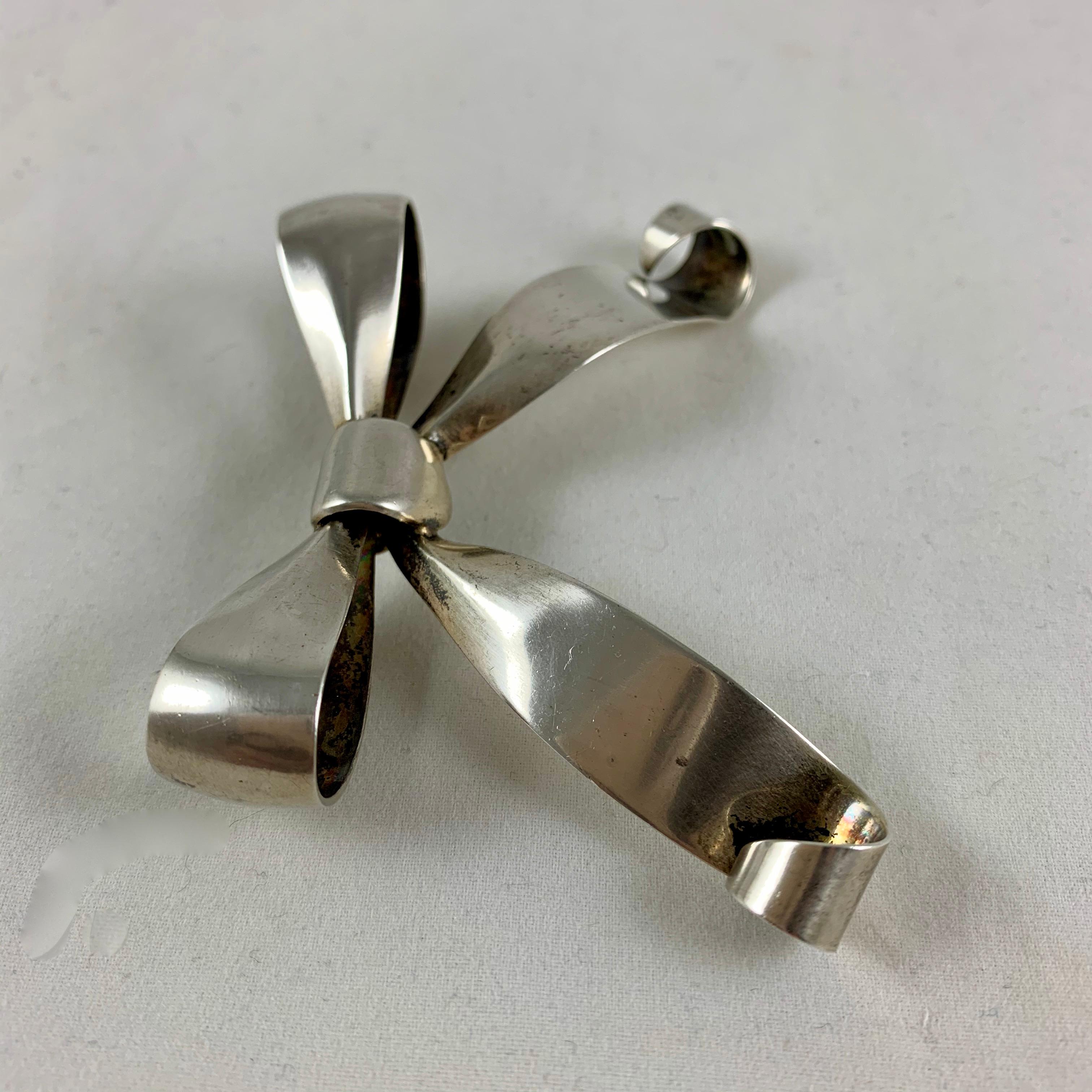 Hand-Crafted Napier American Modernist Sterling Silver Oversized Bow Pin, circa 1940s-1950s