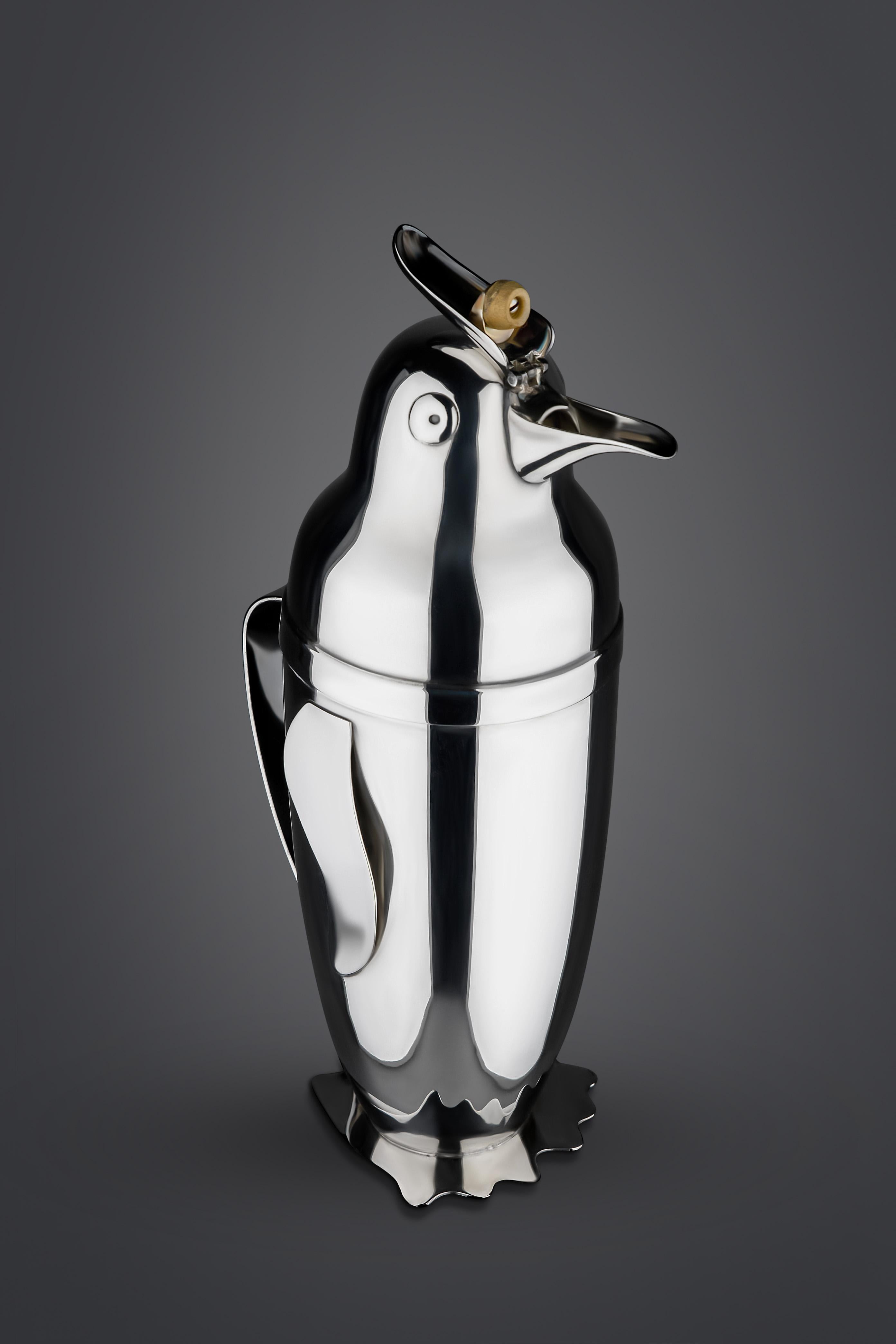 Laissez-vous séduire par l'élégance intemporelle et le charme fantaisiste de l'emblématique shaker à cocktail Napier plaqué argent, conçu par le maître artisan Emile Shakers en 1936. Ce pingouin original d'Emile Shakers n'est pas seulement un