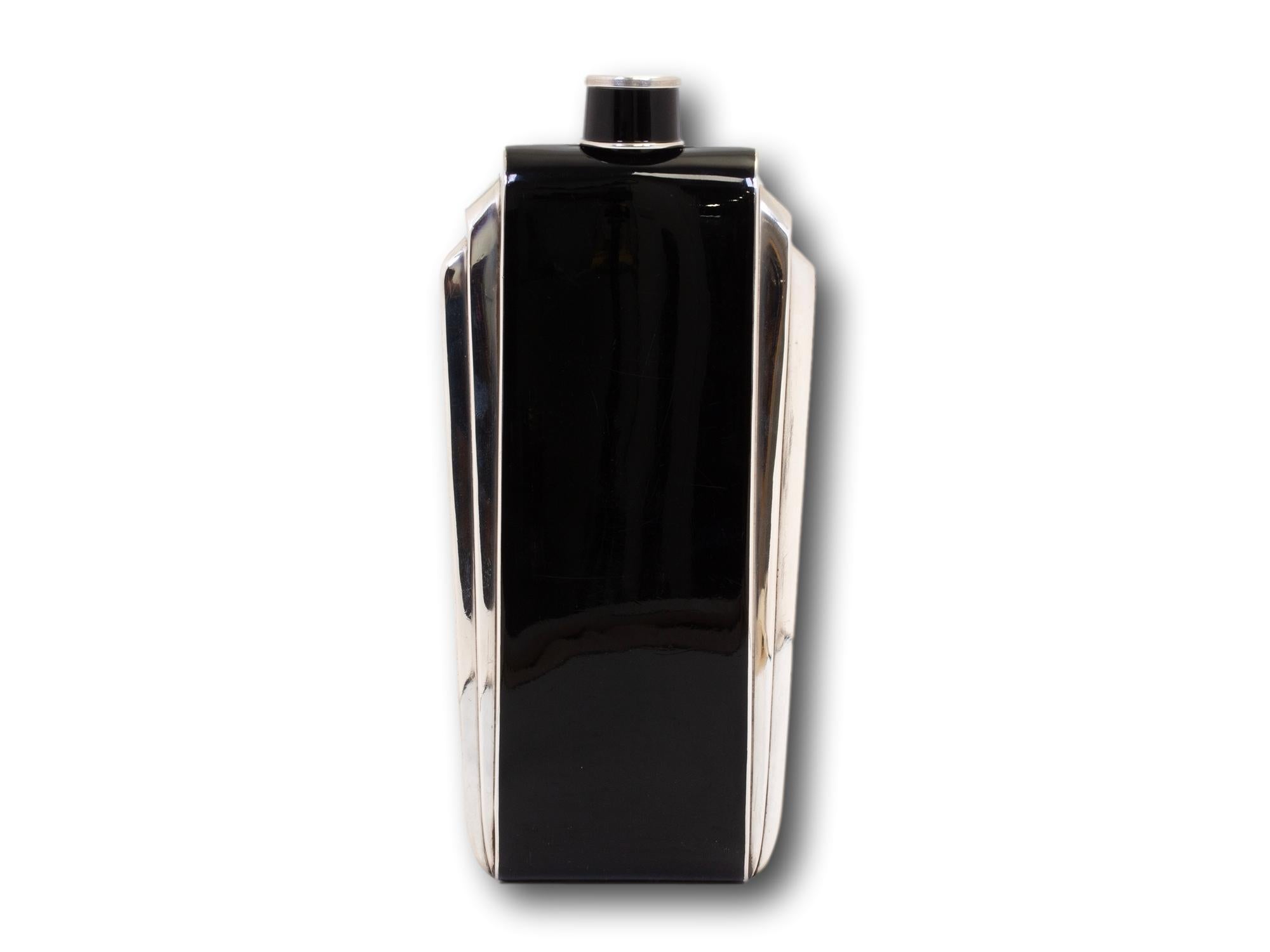 Alrededor de 1925

De nuestra colección de Barware, estamos encantados de presentar este raro Frasco Napier Art Decó de plata de ley y esmalte. La Petaca Napier, de cuerpo trapezoidal con fondo estrecho y redondeado, se estrecha hasta los hombros