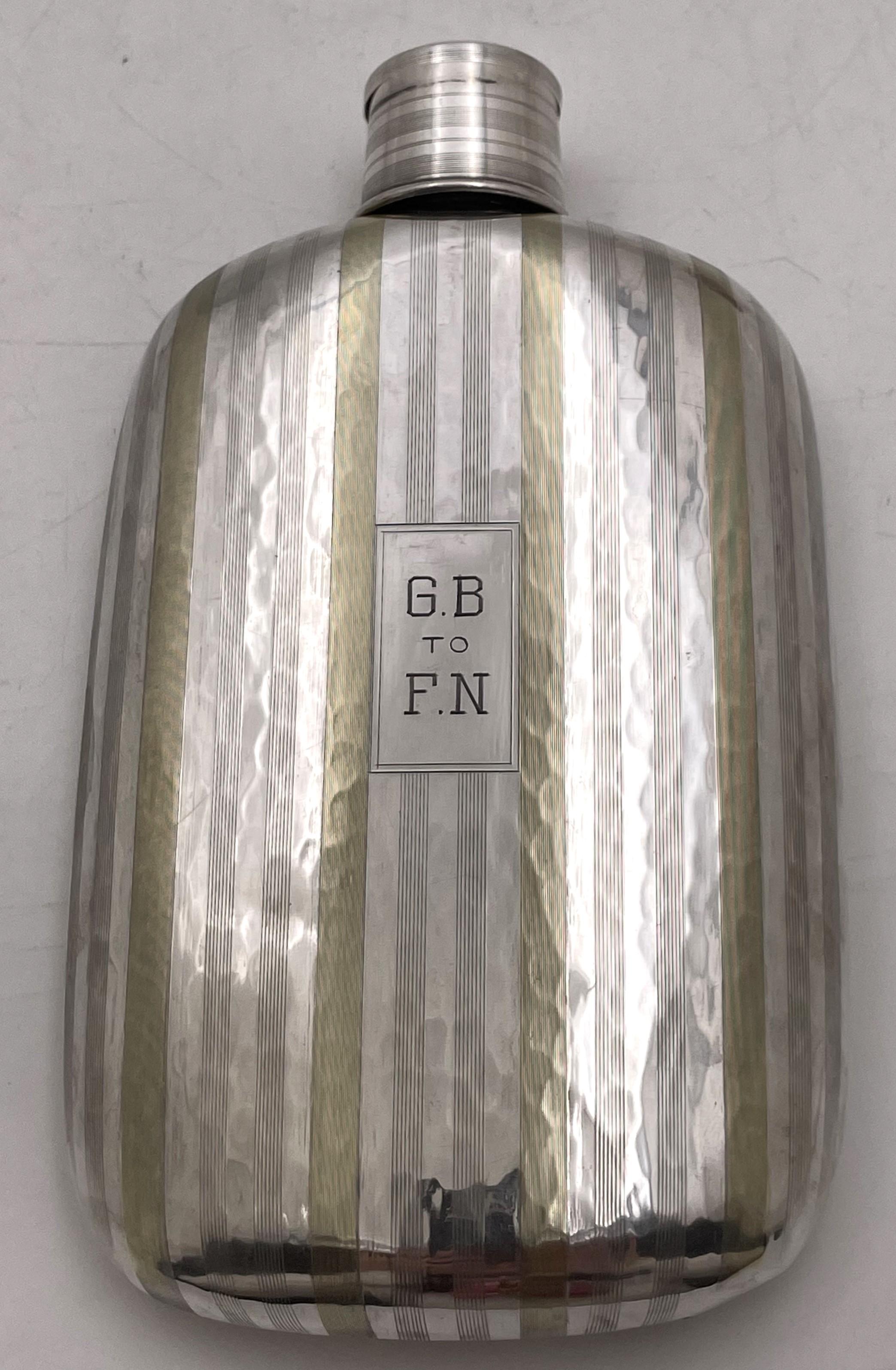 Petaca Napier de plata de ley de estilo Art Déco con un elegante diseño geométrico, de principios del siglo XX, con incrustaciones de oro. Finamente grabado y martillado, y con un vaso de chupito plegable integrado en la tapa, mide 6 5/8'' por 3