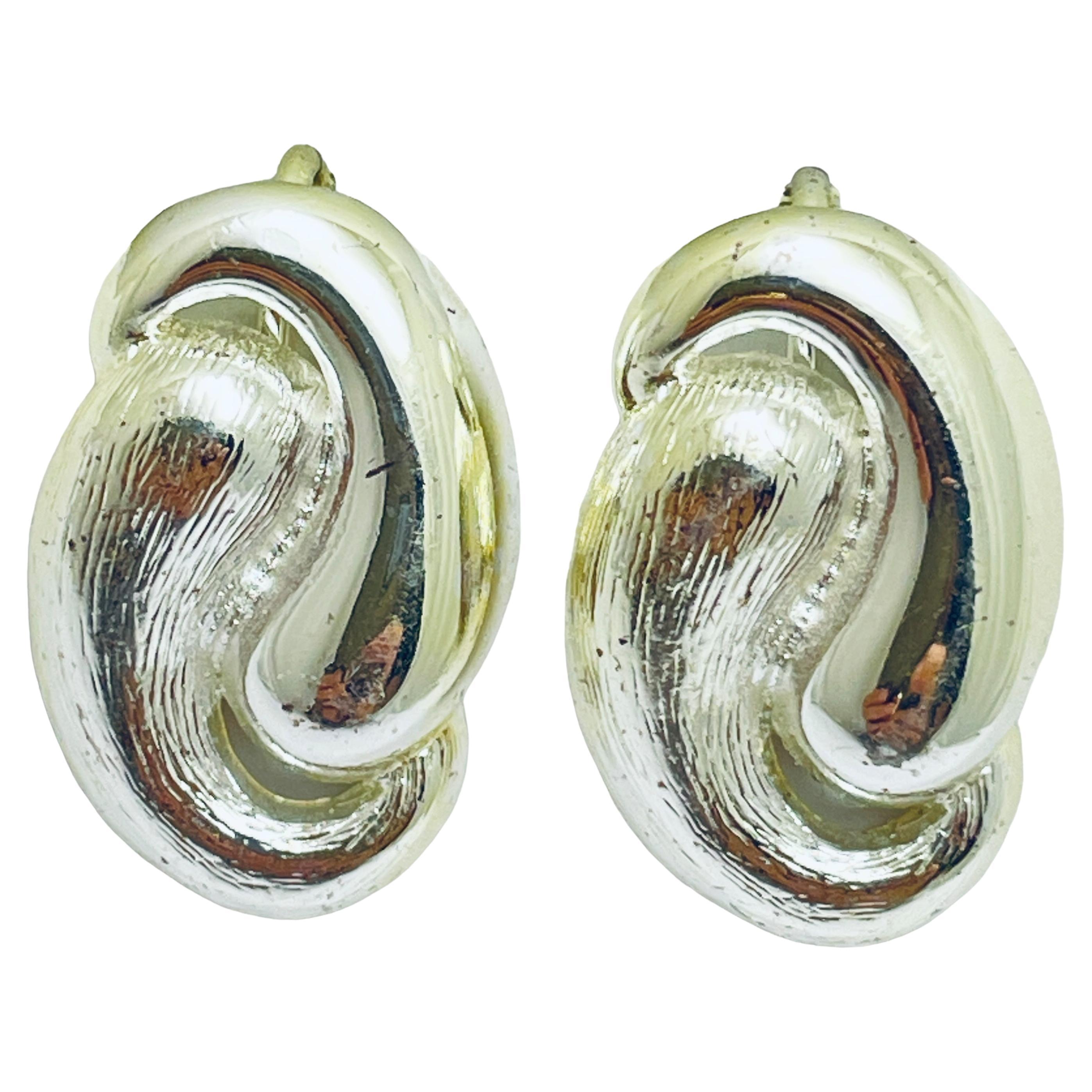 Pendientes de clip de plata de diseño firmados por NAPIER en venta