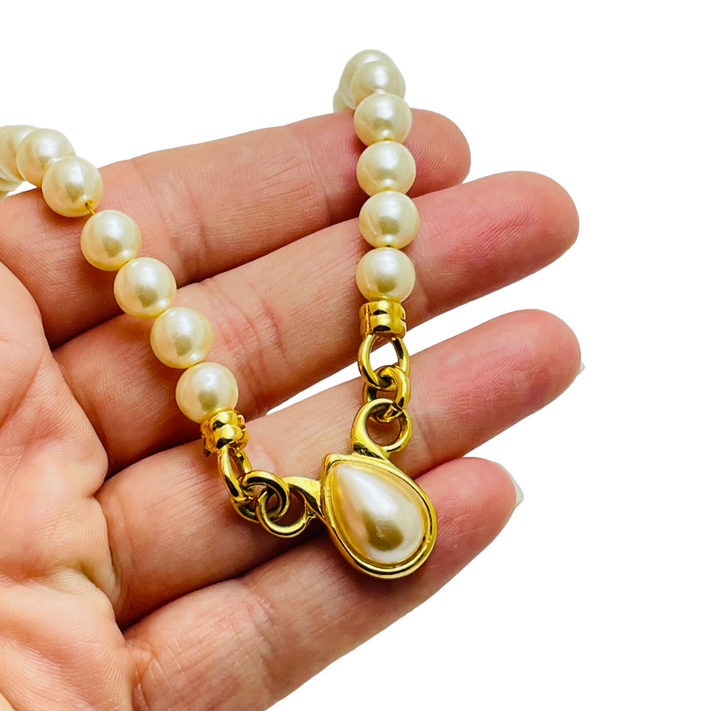 DETTAGLI

- firmato NAPIER

- tono oro con perle finte 

- collana vintage di design 

MISURE  

- Lunghezza 18

CONDIZIONE

-  eccellenti condizioni vintage con minimi segni di usura 

 Sku 40

❤️❤️   GIOIELLI VINTAGE DI DESIGN   ❤️❤️

❤️❤️  LA