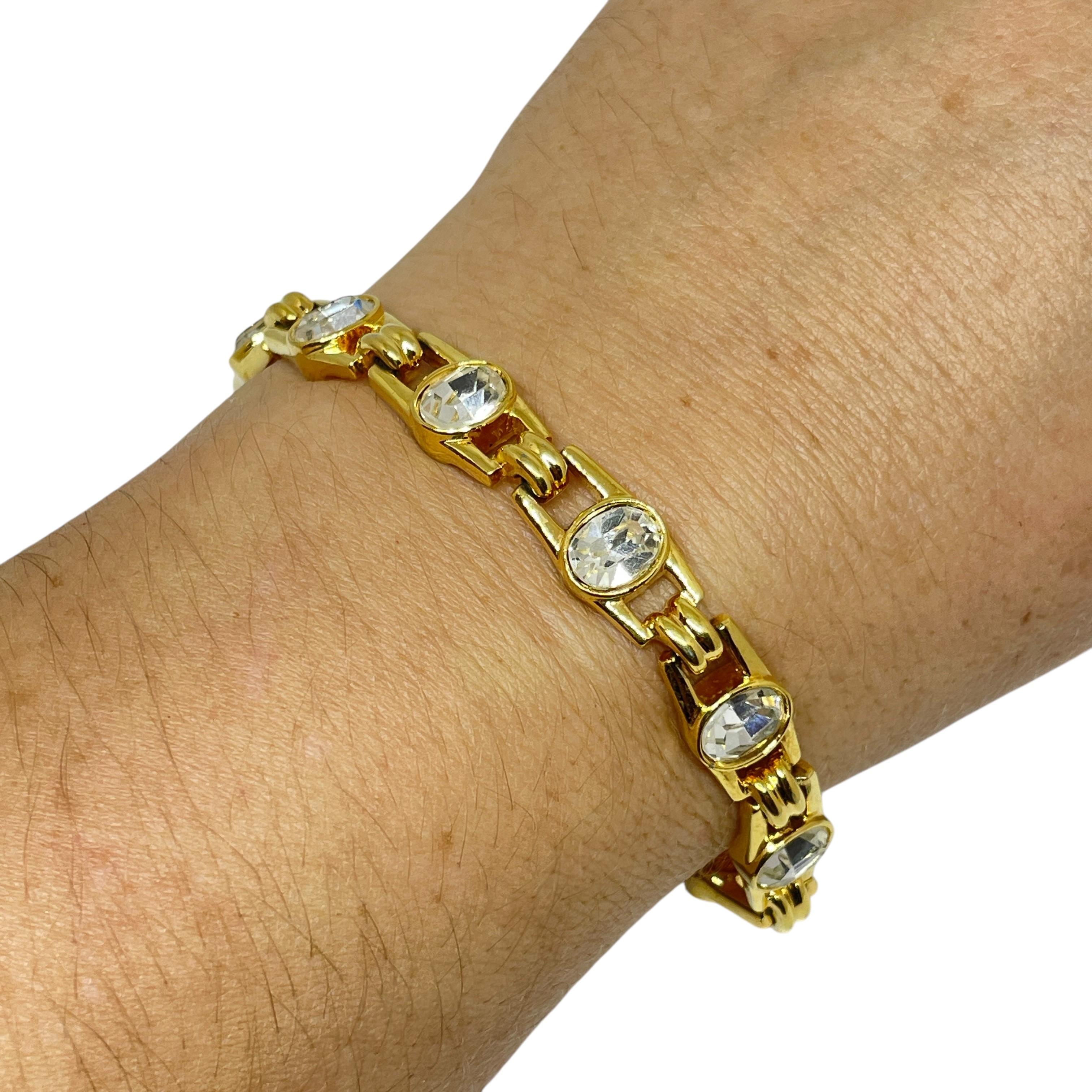 DETALLES

- firmado NAPIER

- chapado en oro con cristal

- pulsera vintage de diseño
 
MEDIDAS  

- CONDICIÓN

-  muy buen estado vintage con mínimos signos de desgaste 

 Código 56

❤️❤️   JOYAS VINTAGE DE DISEÑO   ❤️❤️

❤️❤️  BOUTIQUE DE