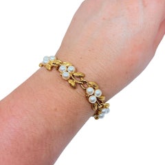 Pulsera de diseño NAPIER con eslabones vintage chapados en oro, hojas y perlas de imitación