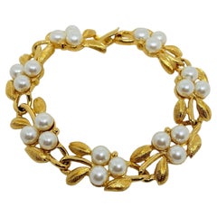 Pulsera de diseño NAPIER con eslabones vintage chapados en oro, hojas y perlas de imitación