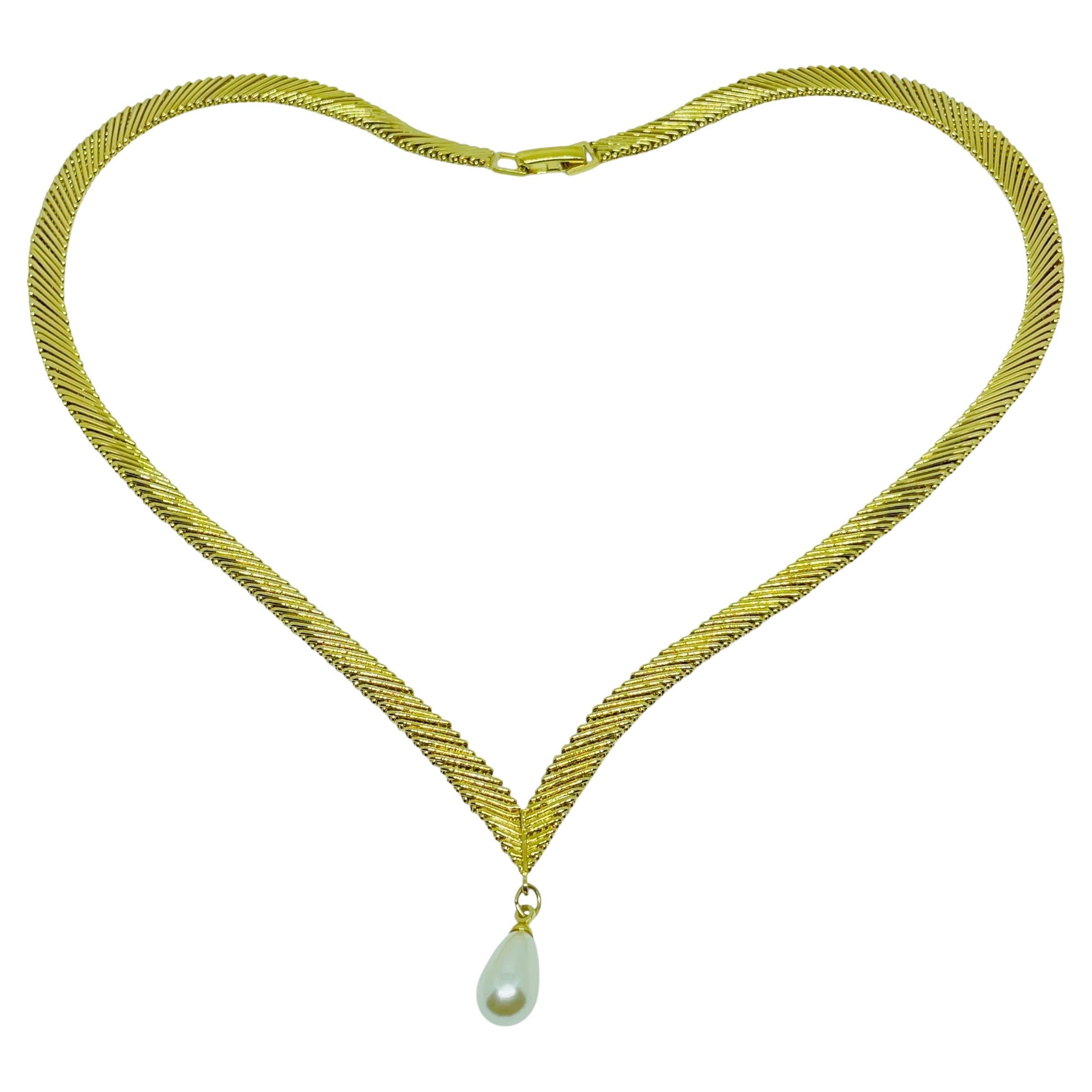 NAPIER collar de perlas de diseño vintage firmado con cadena en tono dorado