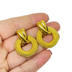 Orecchini a pendente firmati NAPIER, vintage, in tonalità oro, con battente e clip di design