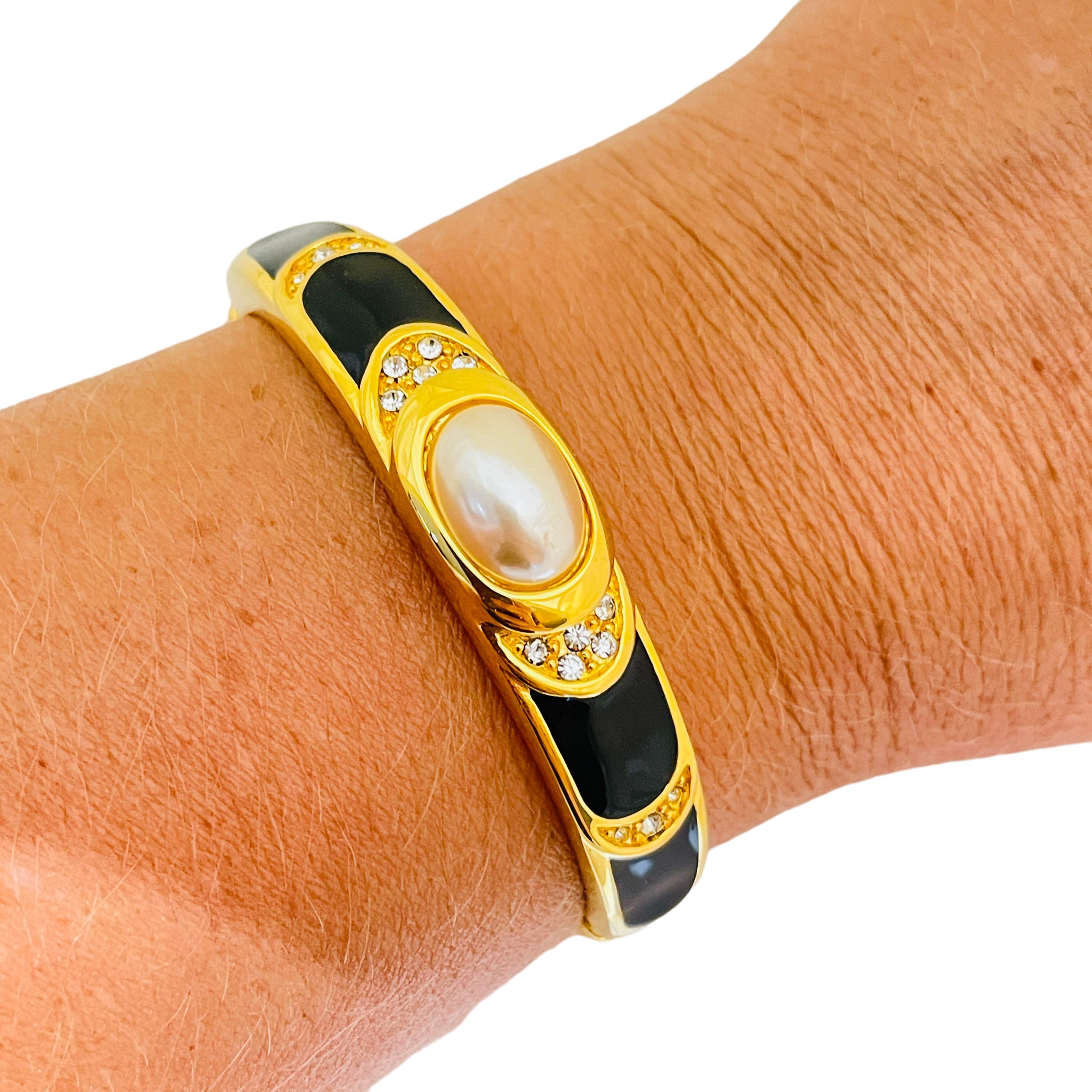 DETAILS

- • unterzeichnet NAPIER

- • goldfarben mit Kunstperlen, Strasssteinen und Emaille 

- • vintage designer armband  

MASSNAHMEN  

- • 

CONDIT

- •  sehr guter Vintage-Zustand mit minimalen Gebrauchsspuren 

 Sku 33

❤️❤️  