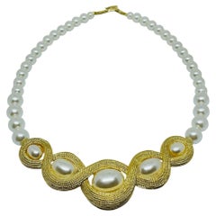 NAPIER signed vintage gold tone faux pearls beaded designer necklace