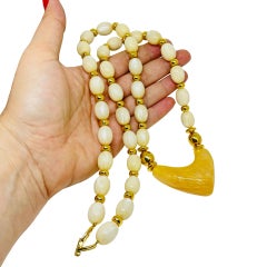 Collana vintage firmata Napier, lunga, con perline, in resina color oro