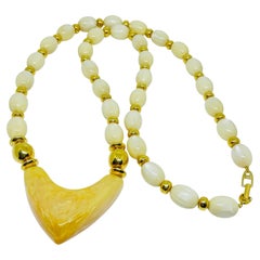 Collana vintage firmata Napier, lunga, con perline, in resina color oro
