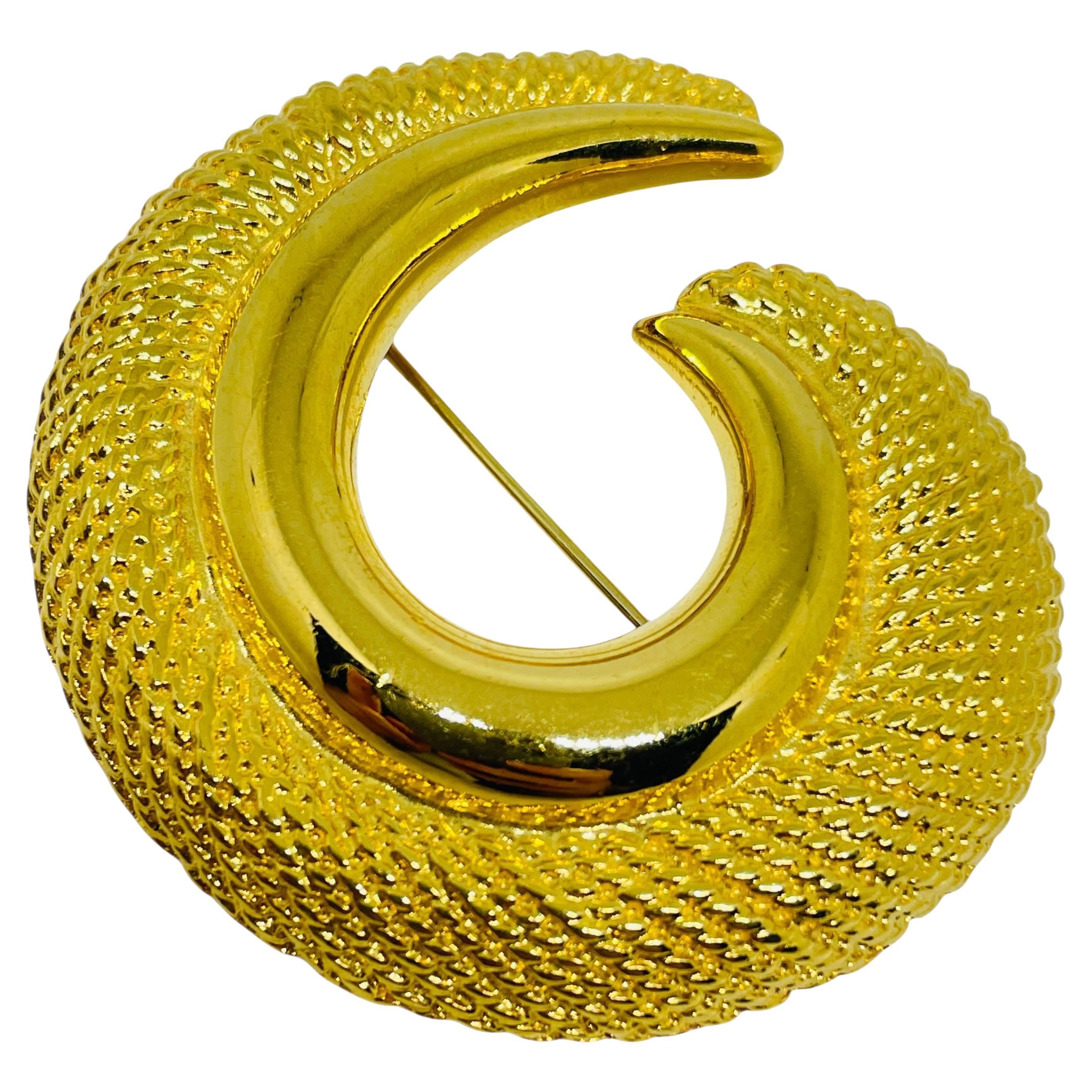 Spilla firmata NAPIER, vintage, in oro, a forma di vortice