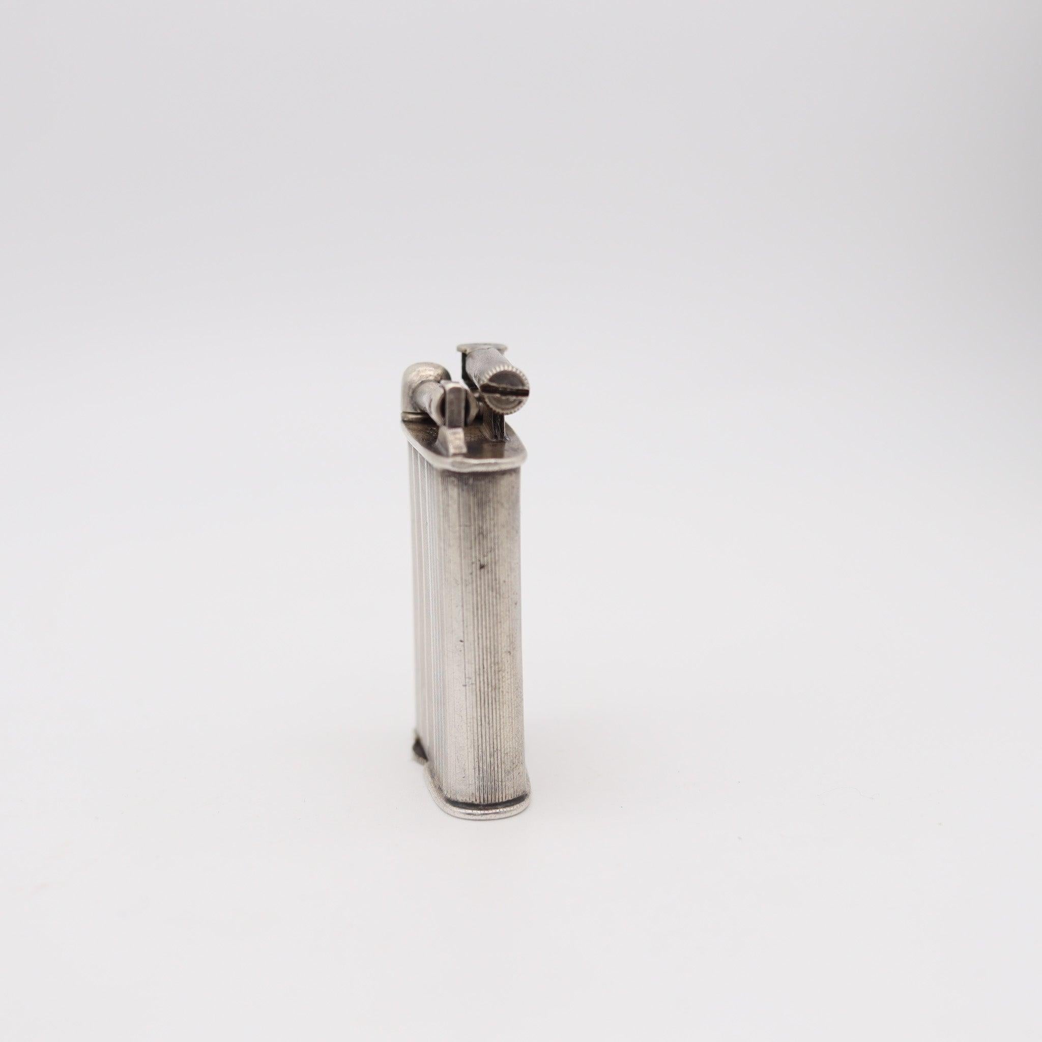 Americano NAPIER Surefire 1928 Art Deco Accendino a benzina tascabile asimmetrico in argento 925 in vendita