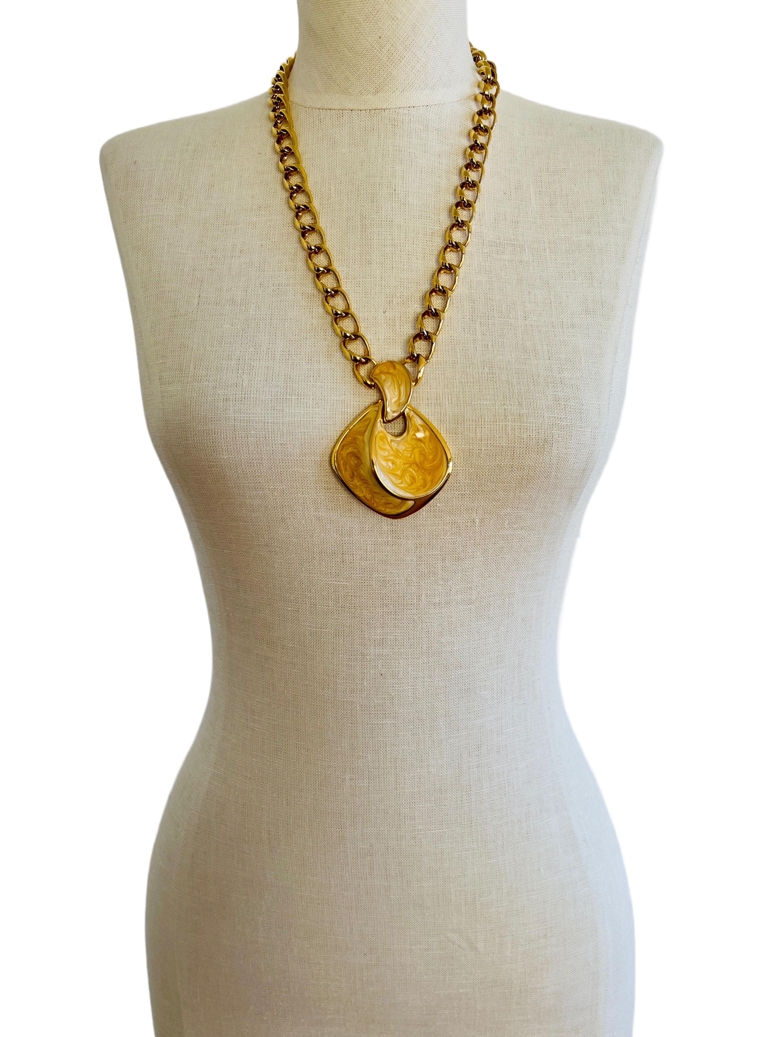 Napier Swirled Enamel Chunky Gold Chain Link Statement Necklace (Collier à maillons en or) Pour femmes en vente