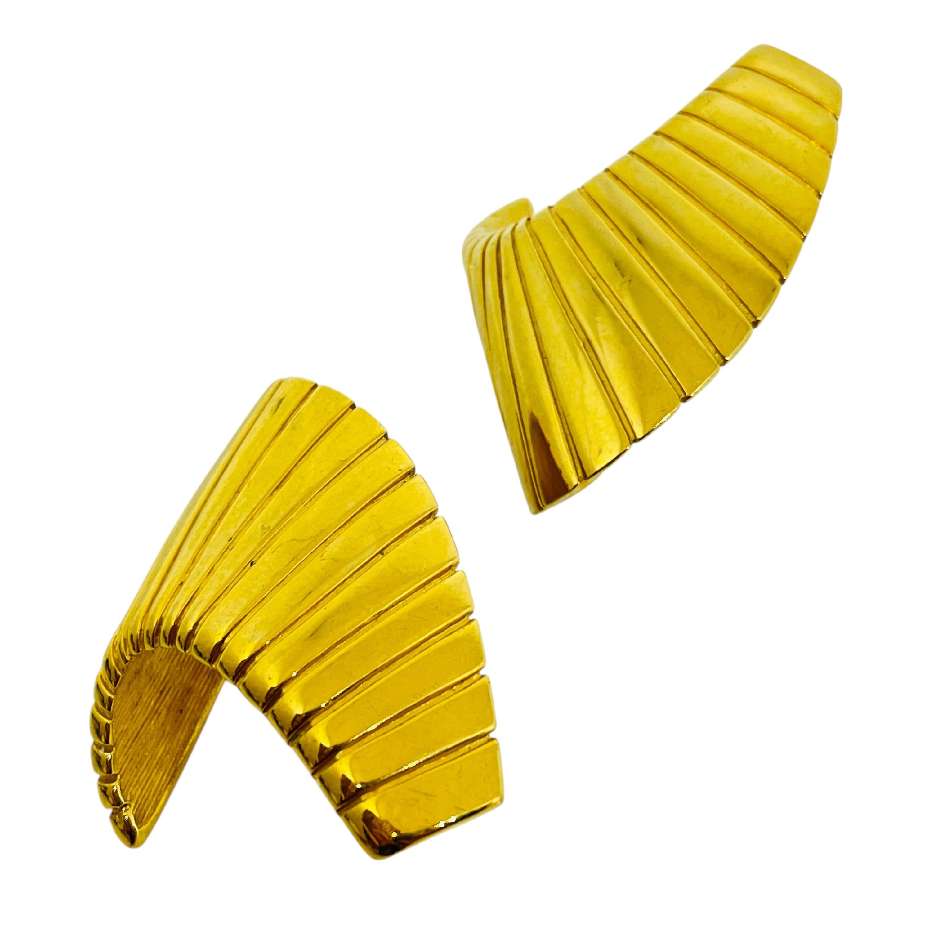 DETAILS

• signed NAPIER

• gold tone  

• vintage designer earrings 

MEASUREMENTS

•

CONDITION

• very good vintage condition with minimal signs of wear

Sku 51

❤️❤️ VINTAGE DESIGNER JEWELRY ❤️❤️

❤️❤️ ALEXANDER’S BOUTIQUE ❤️❤️