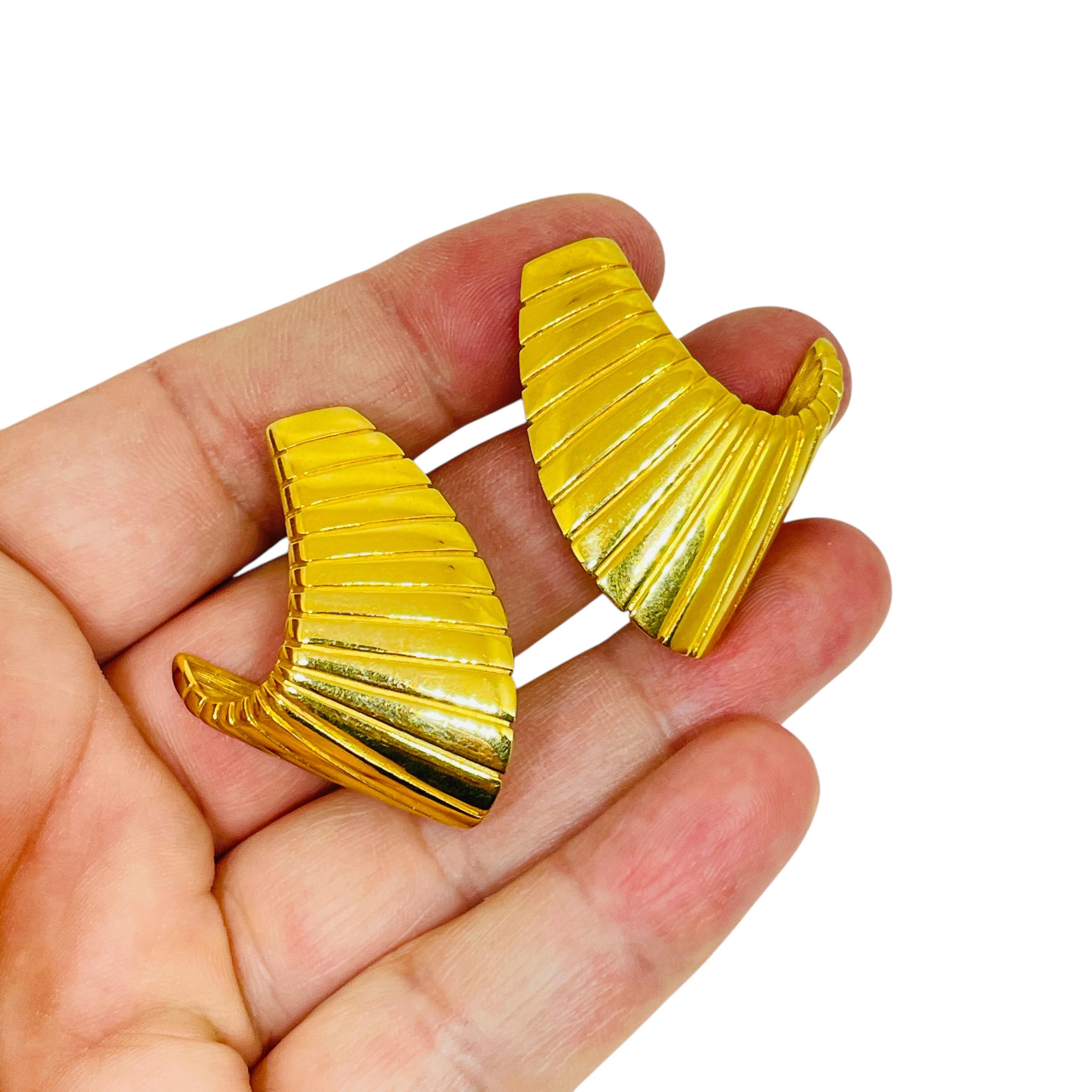 Women's NAPIER vintage signed gold tone modernist geometric designer clip on earrings For Sale