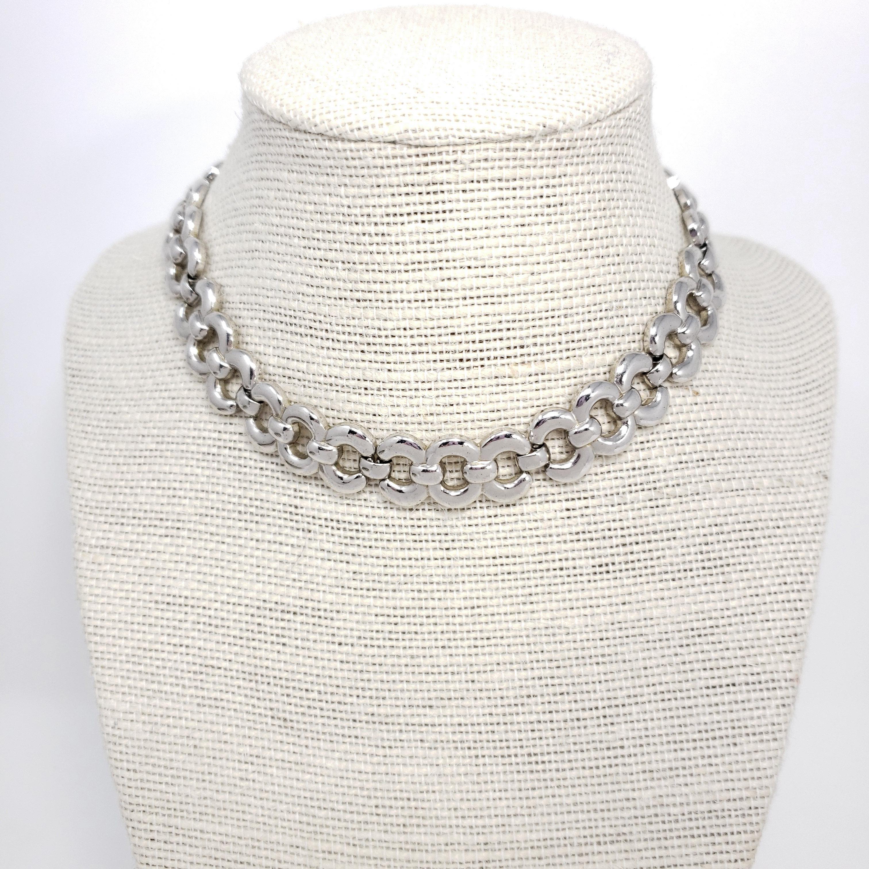 Stylish vintage Napier necklace, featuring chunky silver-tone links for a bold, glamorous look!

Marks / hallmarks / etc: Napier

12 to 14 inches w/ extension chain.