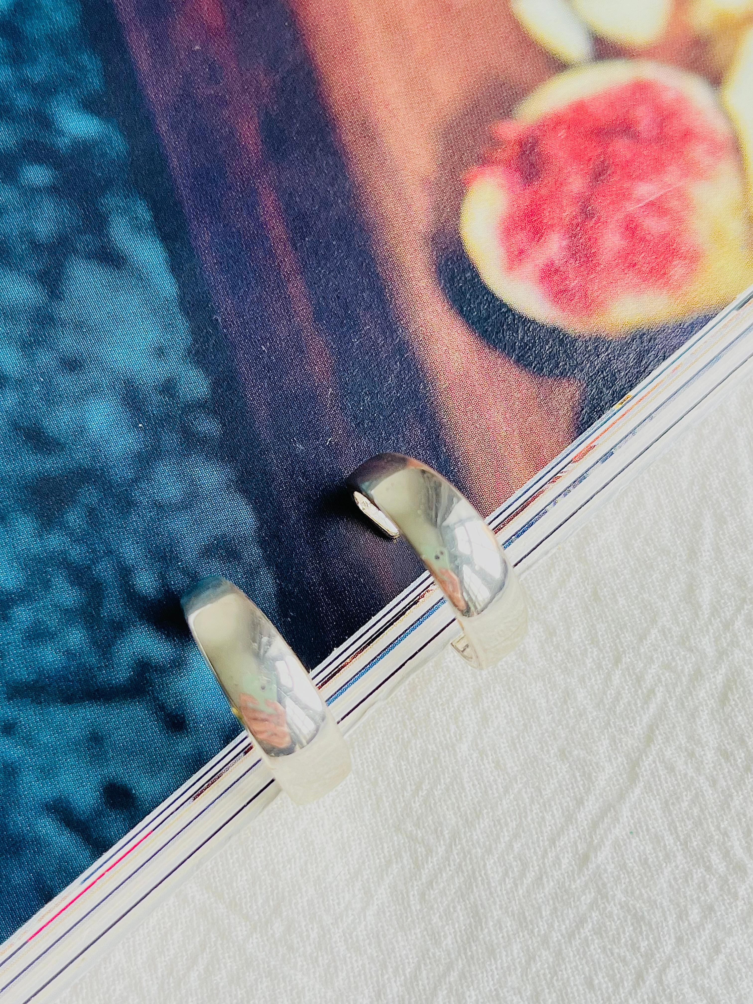 Napier Vintage 1960s Small Circle Round Glow Hoop Huggie Modernist Clip Earrings, Silver Plated

Very good condition. Signed at the back. 100% genuine.

Size: Diameter: 1.8cm. Width: 0.6 cm.

Weight: 4.0 g/each.

The history of “Napier” began in