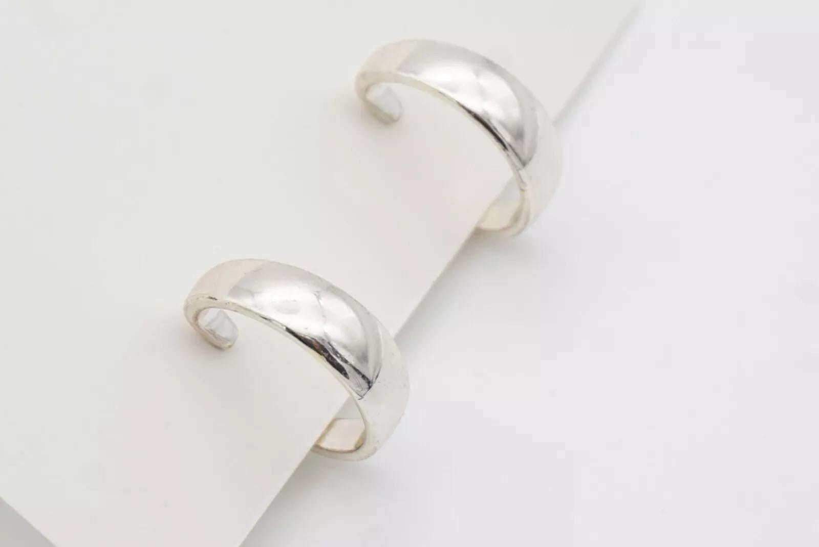 Napier Vintage Kleiner runder Kreis Huggie Modernistische Silber-Ohrclips mit Kreis im Angebot 3