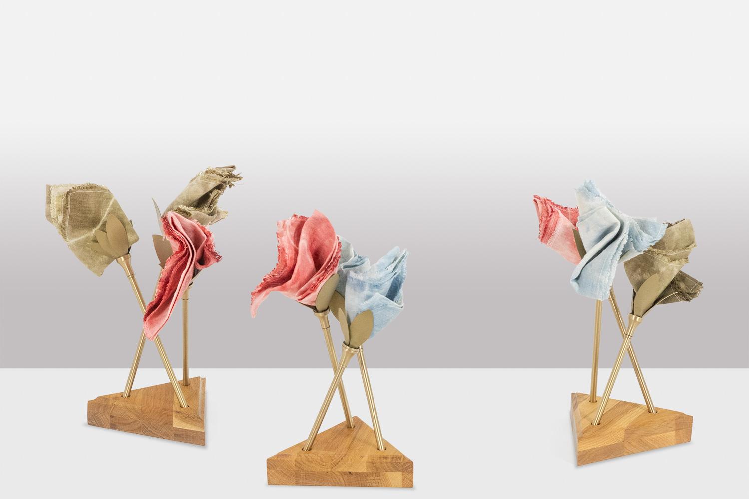 Portatovaglioli composto da aste in ottone dorato opaco che imitano dei fiori, inserite in una base triangolare in legno, che ti permette di presentare tovaglioli in tessuto colorato.

Opera di un artigiano francese contemporaneo.

Dimensioni: H. H.