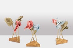 Napkin holder in matt gold brass with its wooden base. Contemporary.