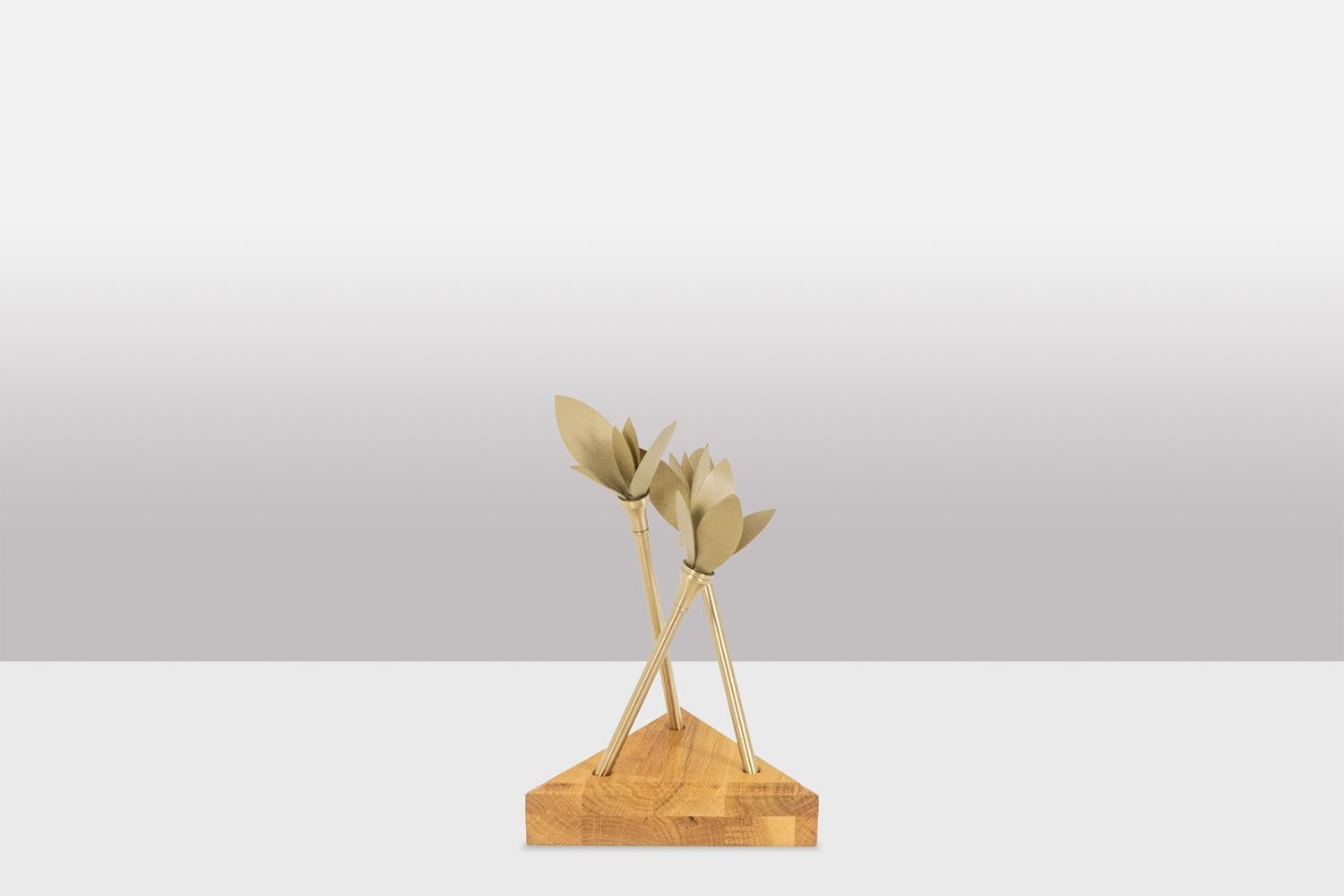 Francese Portatovaglioli in ottone dorato opaco con base in legno. Contemporaneo. in vendita