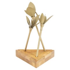 Napkin holder in matt gold brass with its wooden base. Contemporary.