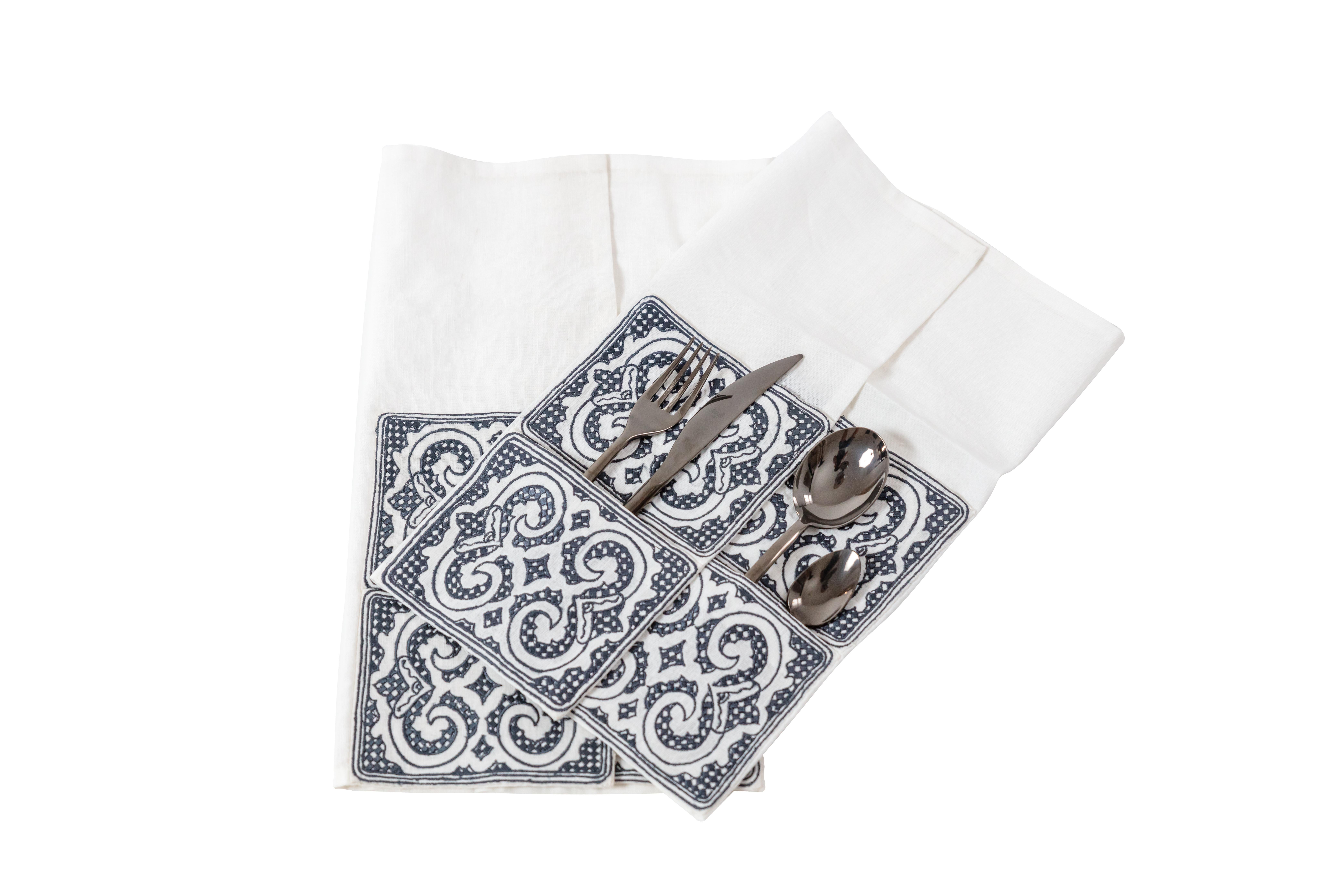 Ce lot de deux serviettes en lin brodées à la main de la collection Ainu de SoShiro, fruit de la collaboration entre l'artiste primé Toru Kaizawa et Shiro Muchiri, est confectionné dans le lin le plus doux et comporte des poches ludiques permettant