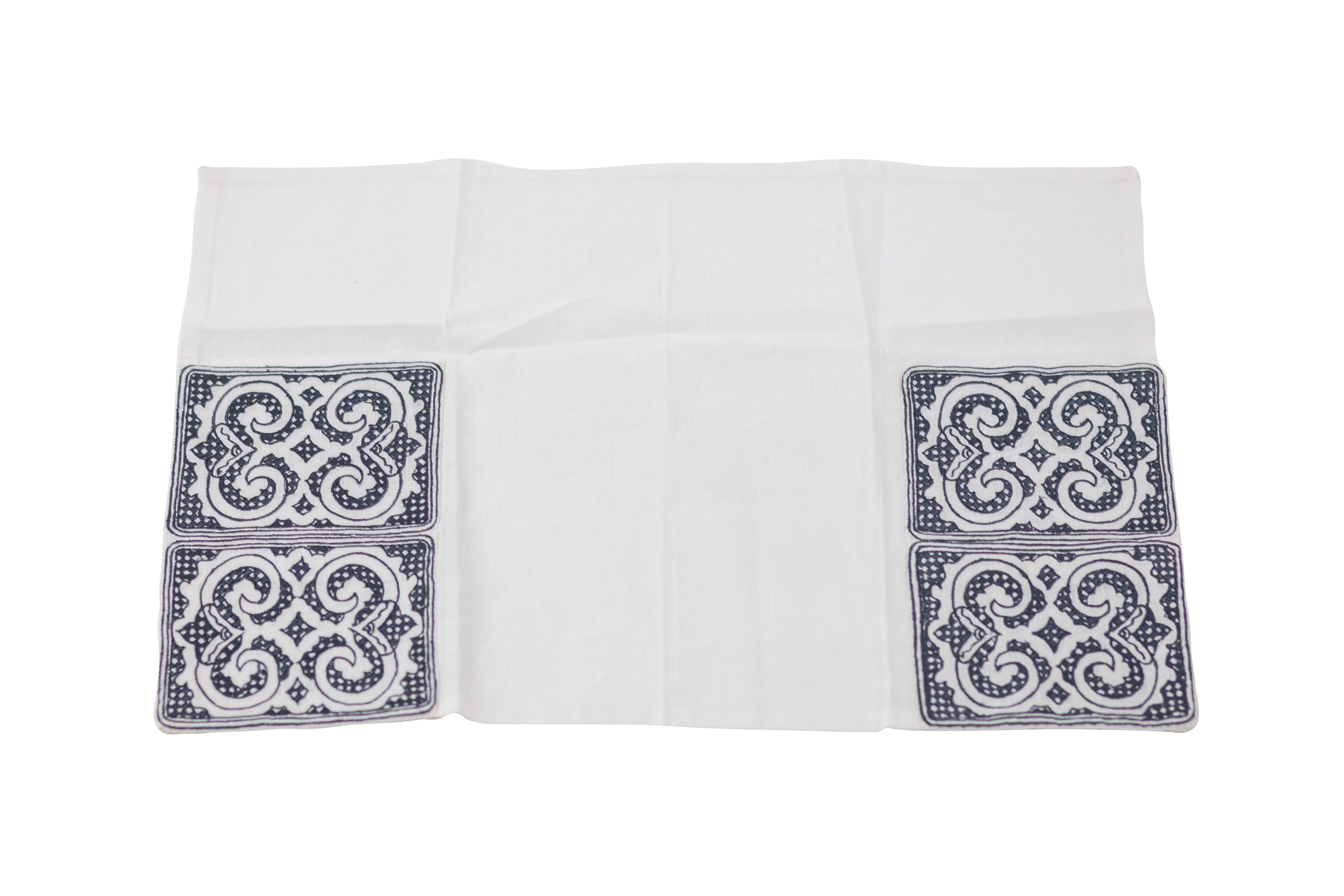 Hand embroidered linen napkins from the SoShiro Ainu collection In New Condition For Sale In London, GB