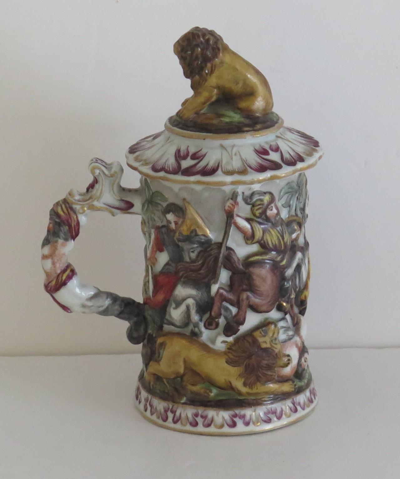 Romain classique Pichet à couvercle en porcelaine de Naples Capodimonte,  Italie - Début du XIXe siècle en vente