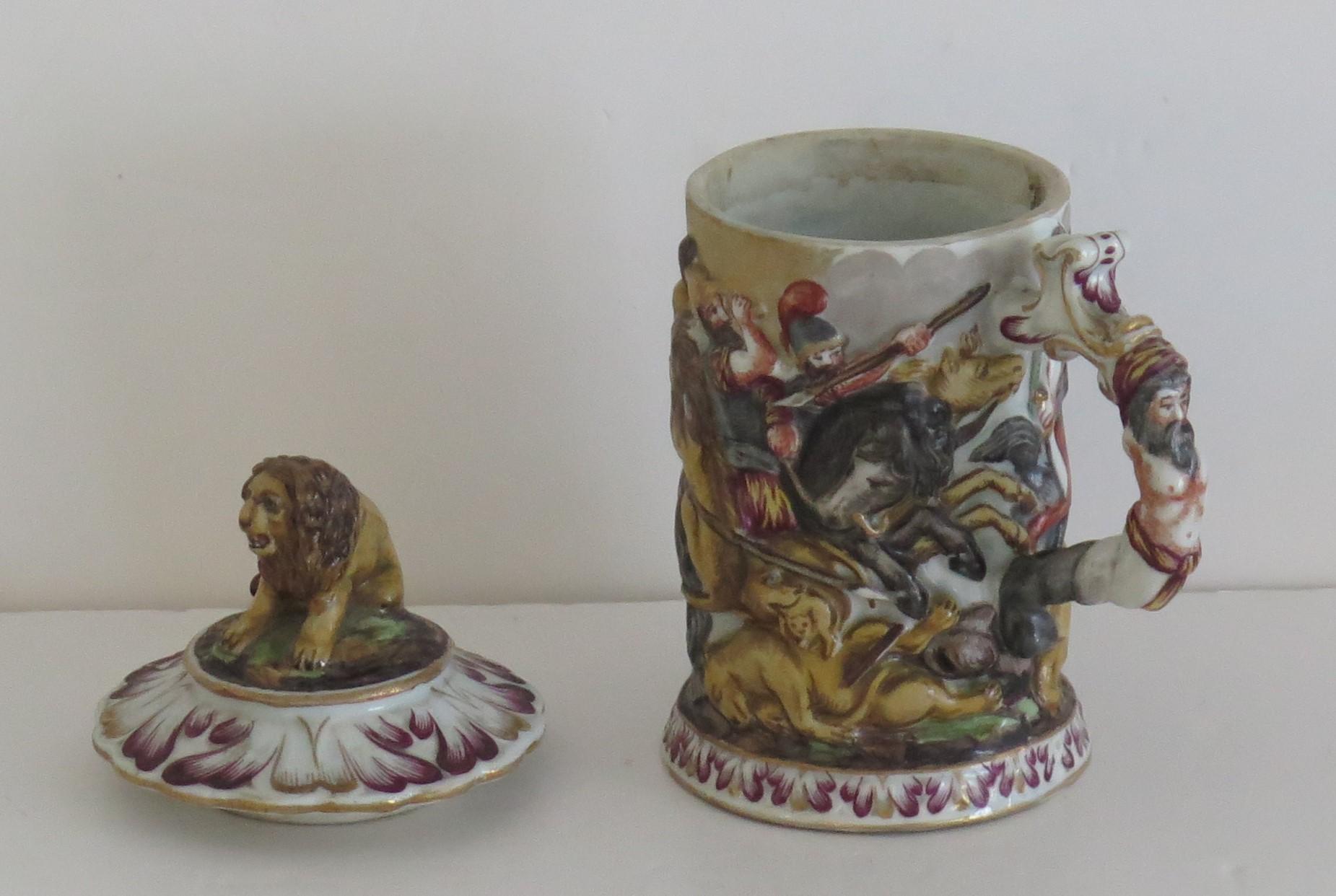 italien Pichet à couvercle en porcelaine de Naples Capodimonte,  Italie - Début du XIXe siècle en vente
