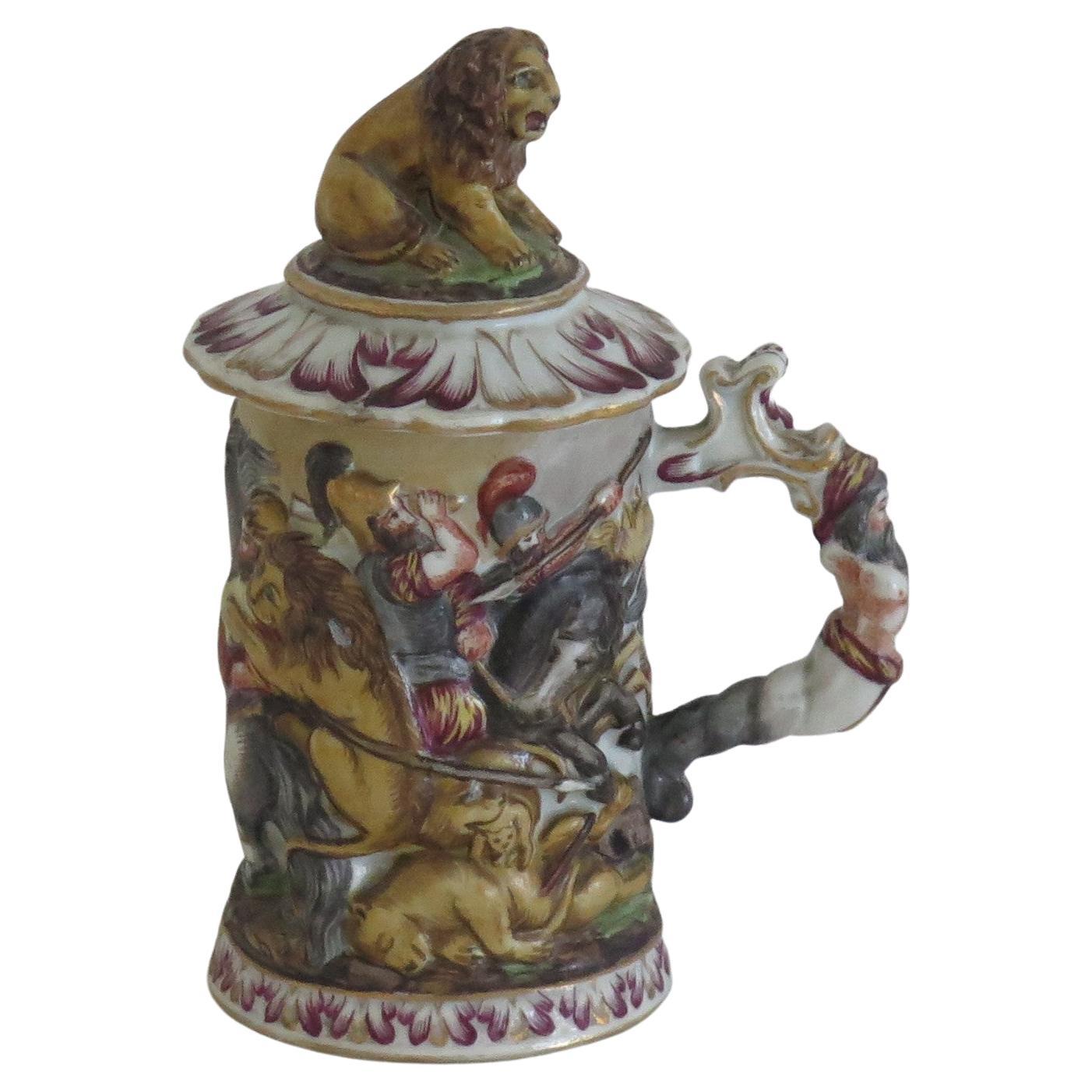 Pichet à couvercle en porcelaine de Naples Capodimonte,  Italie - Début du XIXe siècle