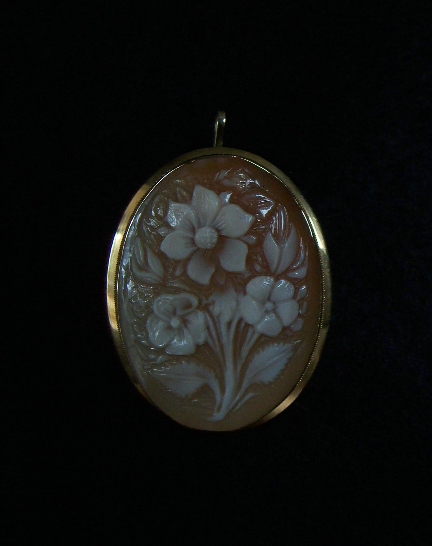 Pendentif/Broche camée en forme de coquillage à motifs floraux de Naples, cadre en or 18 carats, Italie, années 1950 en vente 1