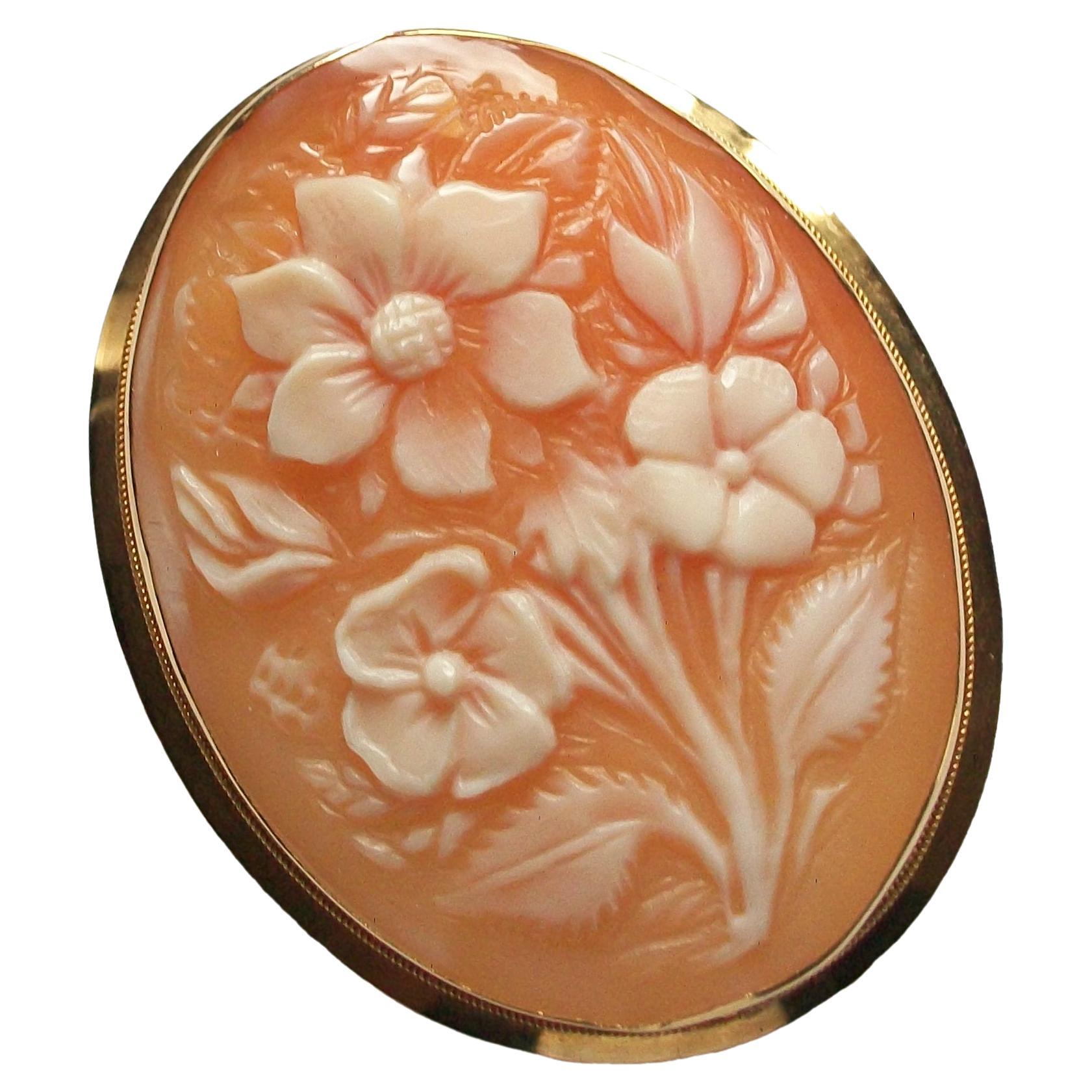 Pendentif/Broche camée en forme de coquillage à motifs floraux de Naples, cadre en or 18 carats, Italie, années 1950 en vente