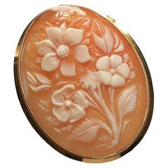 Pendentif/Broche camée en forme de coquillage à motifs floraux de Naples, cadre en or 18 carats, Italie, années 1950