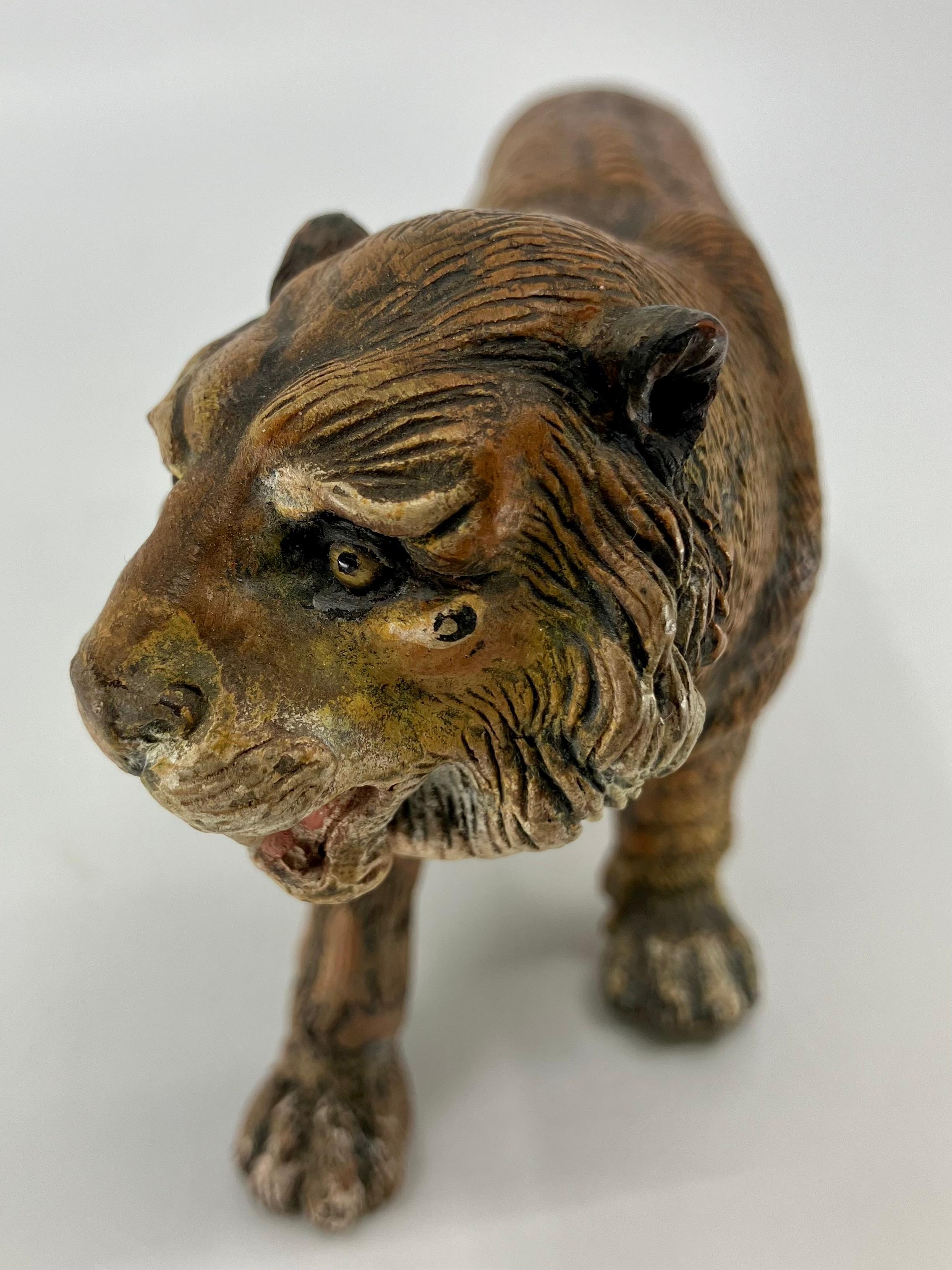 Tigre de terracota pintado en Nápoles. Tigre de terracota finamente pintado del periodo Luis XVI, según la gran tradición napolitana de los animales exóticos de creche. Italia, hacia 1790 
Dimensiones: 7,5