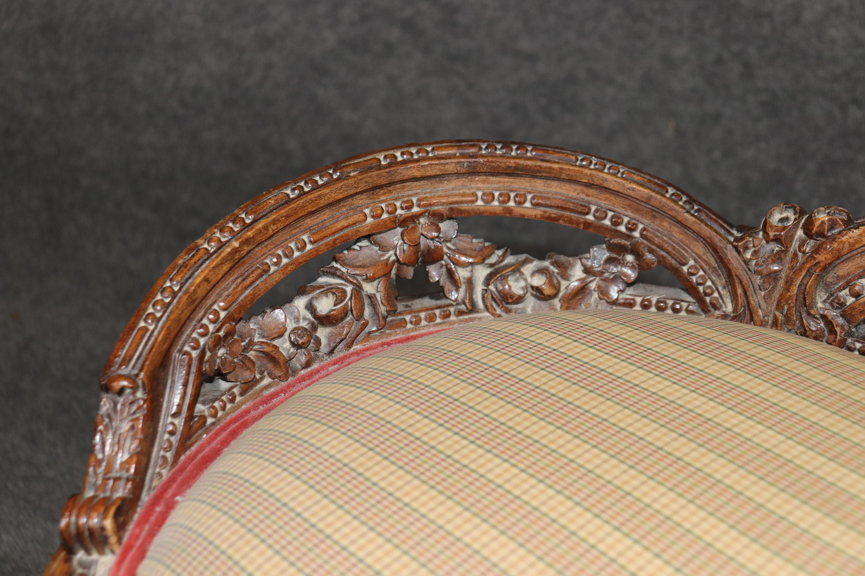 Napoleanic French Carved Walnut Louis XV Style Window Boudoir Bench Circa 1920 For Sale 5