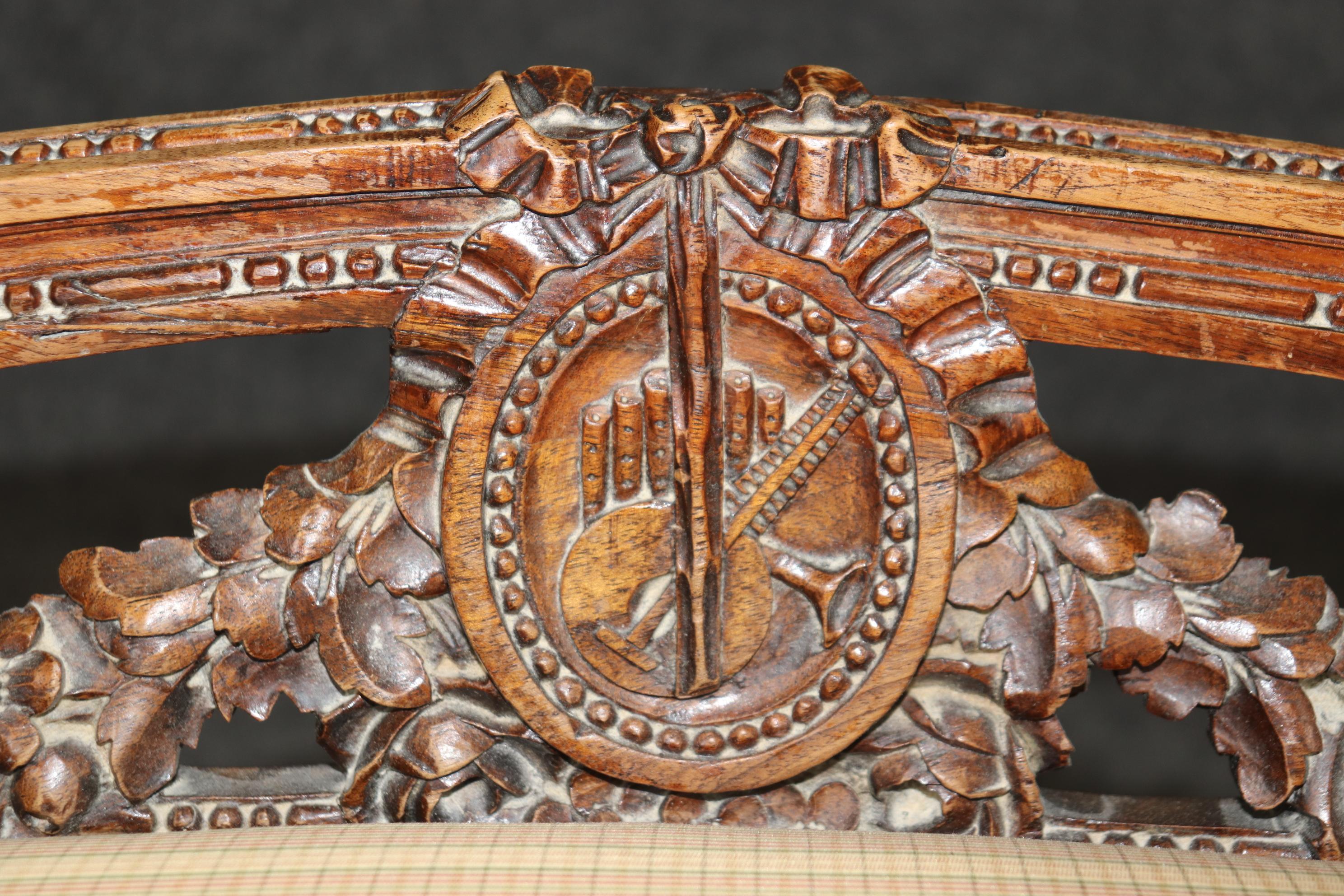 Napoleanic French Carved Walnut Louis XV Style Window Boudoir Bench Circa 1920 In Good Condition For Sale In Swedesboro, NJ