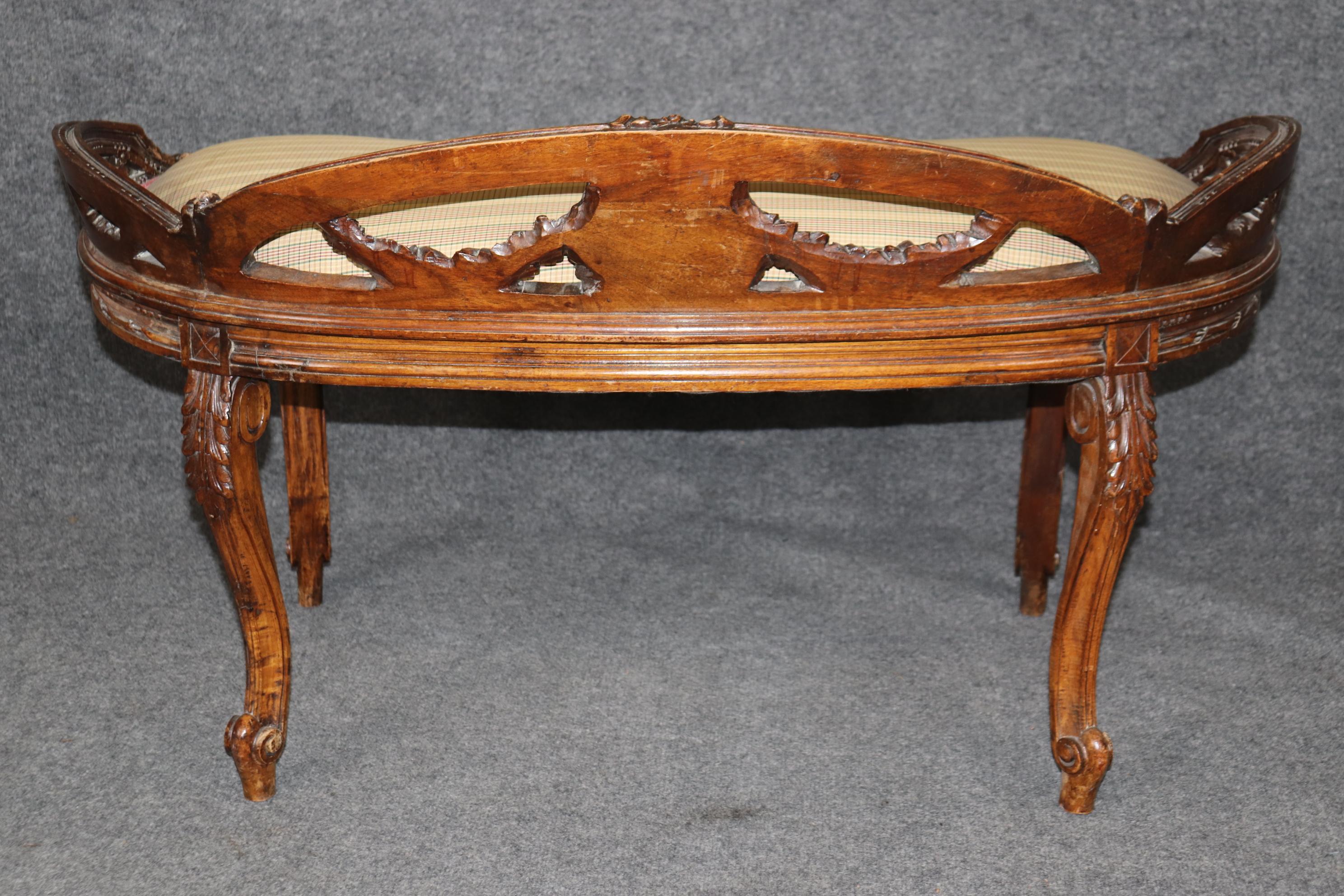 Napoleanic French Carved Walnut Louis XV Style Window Boudoir Bench Circa 1920 For Sale 1