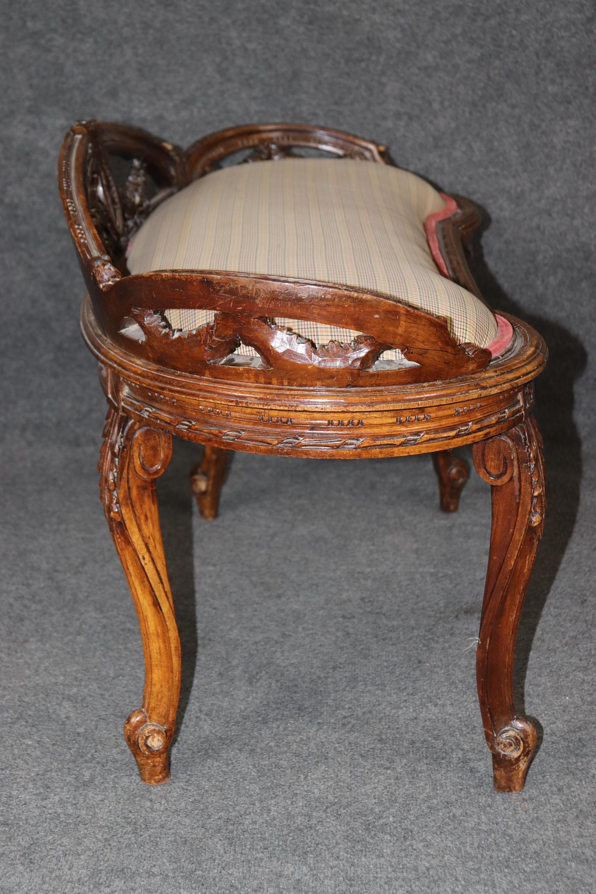 Napoleanic French Carved Walnut Louis XV Style Window Boudoir Bench Circa 1920 For Sale 2