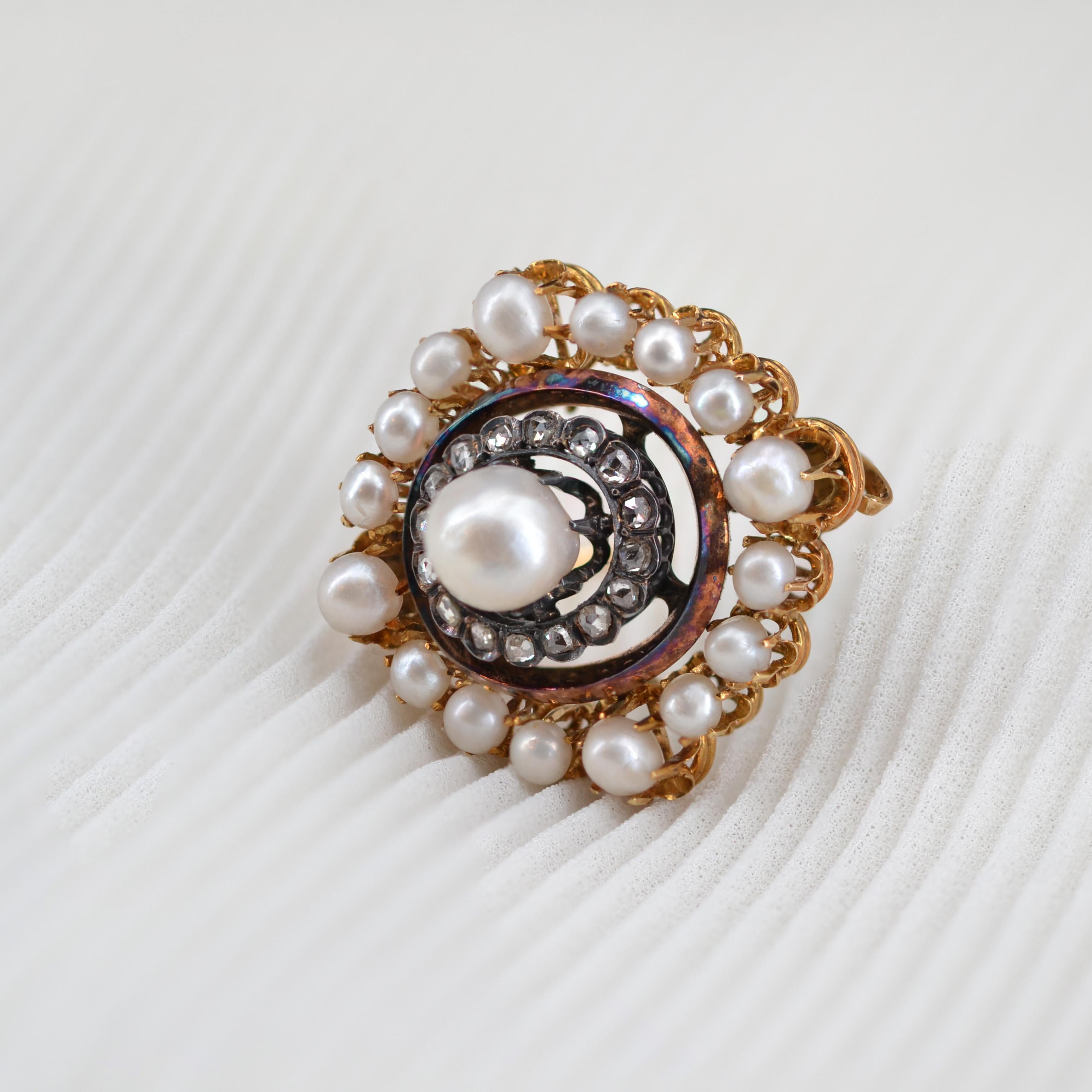 Broche Napoléon en or jaune 18 carats avec 3 diamants et perles fines en vente 3